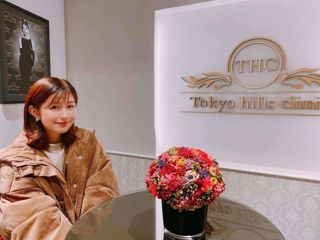 谷川愛梨のインスタグラム：「昨年、上京してきてから 信頼してずっと通っているクリニック🍑 新年初 @tokyo_hills_clinicさんへ行ってきました〜🚶‍♀️ 今回もピーリング➕トリートメントで しっかりケアしてもらったよ😊🍑 乾燥が気になる季節なので 保湿もたっぷりしてもらってしっとり🍑 とっても丁寧な施術で先生方もとても優しくて 安心して通えています☺️✨ 今年もお世話になりますっ♡」