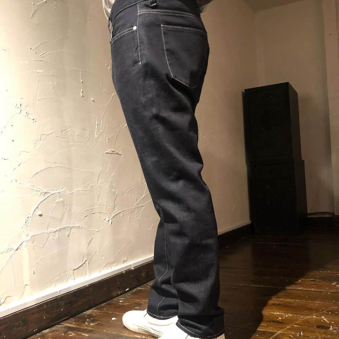 PORT of CALL Cafe&Store Tokyoさんのインスタグラム写真 - (PORT of CALL Cafe&Store TokyoInstagram)「BANKS JOURNAL PROJECT STYLE CODE : PDN 0002 STYLE NAME : JAPAN DENIM SLIM MADE IN JAPAN ¥21,780  スリムフィットデニム。 すっきりとしたテーパードシルエットでヒップ周りに若干のゆとりを持たせながら、裾口にかけクリーンに絞った美脚シルエット。 日本製のストレッチデニムをジーンズの聖地、岡山県 児島で縫った、日本製の確かな品質が秀逸な一本。 パッチは贅沢に「リサイクルレザー」をあしらい、帯裏には薬剤使用や廃棄物をほとんど生み出さない、「レーザー」でロゴを刻印。 エシカルでハイエンドなディテールで仕上げています。  #banksjournal﻿ #banksjournalcollection #BJP #sustainable #craftsmanship #repurpose」1月23日 19時10分 - poc_daikanyama