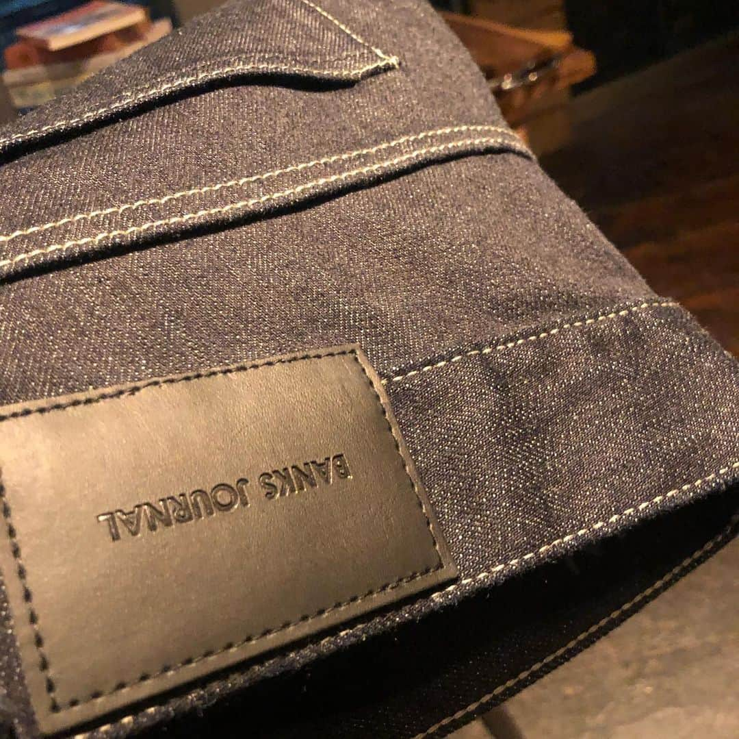 PORT of CALL Cafe&Store Tokyoのインスタグラム：「BANKS JOURNAL PROJECT STYLE CODE : PDN 0002 STYLE NAME : JAPAN DENIM SLIM MADE IN JAPAN ¥21,780  スリムフィットデニム。 すっきりとしたテーパードシルエットでヒップ周りに若干のゆとりを持たせながら、裾口にかけクリーンに絞った美脚シルエット。 日本製のストレッチデニムをジーンズの聖地、岡山県 児島で縫った、日本製の確かな品質が秀逸な一本。 パッチは贅沢に「リサイクルレザー」をあしらい、帯裏には薬剤使用や廃棄物をほとんど生み出さない、「レーザー」でロゴを刻印。 エシカルでハイエンドなディテールで仕上げています。  #banksjournal﻿ #banksjournalcollection #BJP #sustainable #craftsmanship #repurpose」