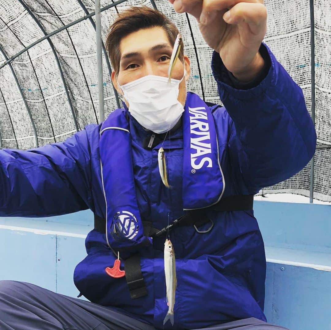 篠原信一のインスタグラム：「この間ですが、諏訪湖でワカサギ釣りからの天ぷらが美味い〜😋 #ワカサギ釣り  #諏訪湖 #土曜はこれダネッ」