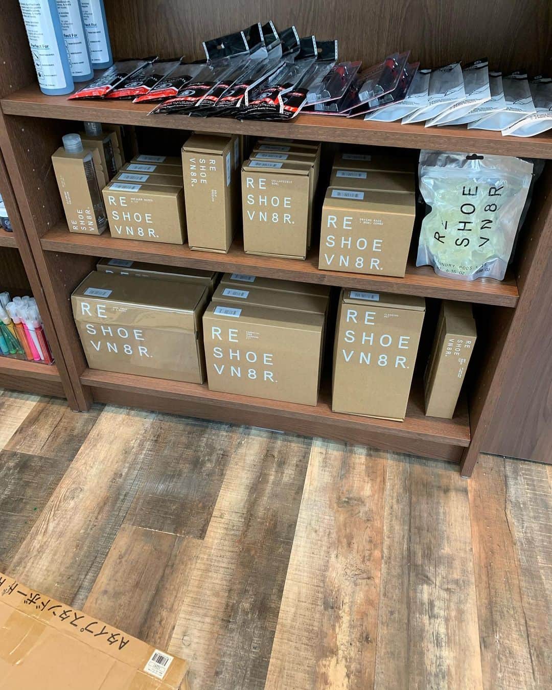 のインスタグラム：「心斎橋の梅本です。 本日も雨にも関わらず多くのご来店がありました。 定期的にご来店していただけるお客様もいらっしゃいます。 本当にありがとうございます！ 新しくスニーカーケアのリシューブネーターが入荷しました！ 是非ともご来店をお待ちしております！^_^  #リシューブネーター#reshoevn8r#アンジェラスペイント#Angelus Paint#スニーカー好き#スニーカーアトランダム #スニーカー #スニーカー修理 #修理職人 #市川 #本八幡 #大阪 #心斎橋 #sneakeratrandom #sneaker #shoestagram #repair」