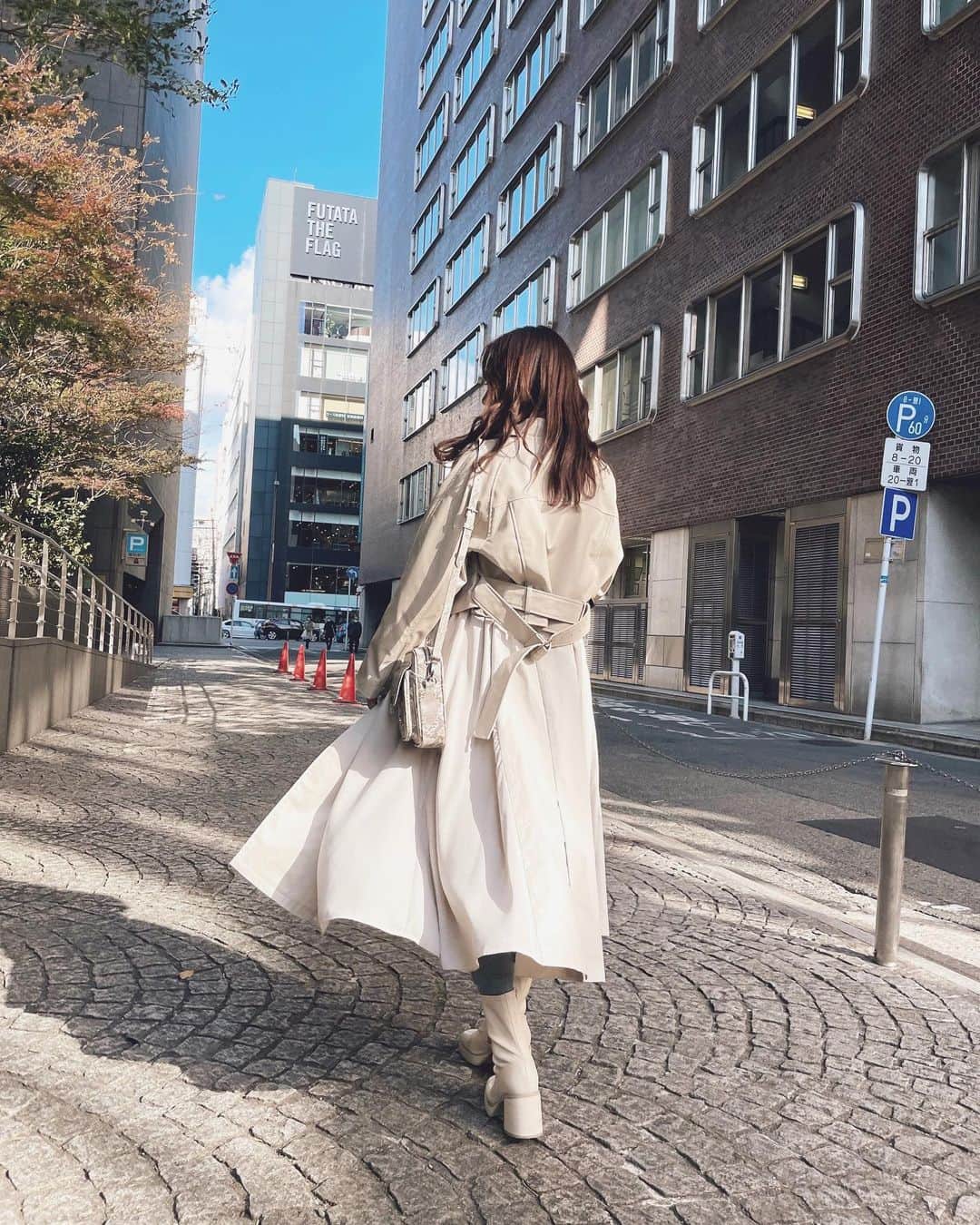 上地雅弥 MURUAのインスタグラム：「もう初回投入分なくなっちゃいそうな#ライダースレイヤードトレンチコート 🙄✨ 1人4役してくれるのでこれは絶っっ対買い👆👆 今年もオールホワイトはトレンドだから白がおススメです☺️💗 . 白でまとめるだけで洗練された雰囲気になるなぁ。。🥺 . .  #murua #murua_official #murua_by_staff」