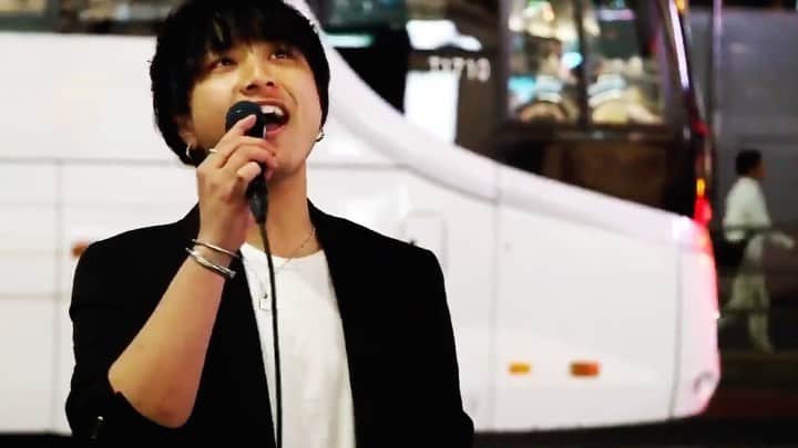 KAZUKI【ANFiNY】のインスタグラム：「青いベンチ / サスケ  久しぶりの投稿💪✨  みんながすきなちっちっ!!. もあるけん聴いてみてな🤣✨  あー、動けるようになったけど 歌えんのはやっぱつらみちゃん🤣笑  コメント📝 いっぱい待っとるよん🐣  #ANFiNY #KAZUKI #路上 #青いベンチ #サスケ #FANFiNY笑顔の輪チャレンジ」