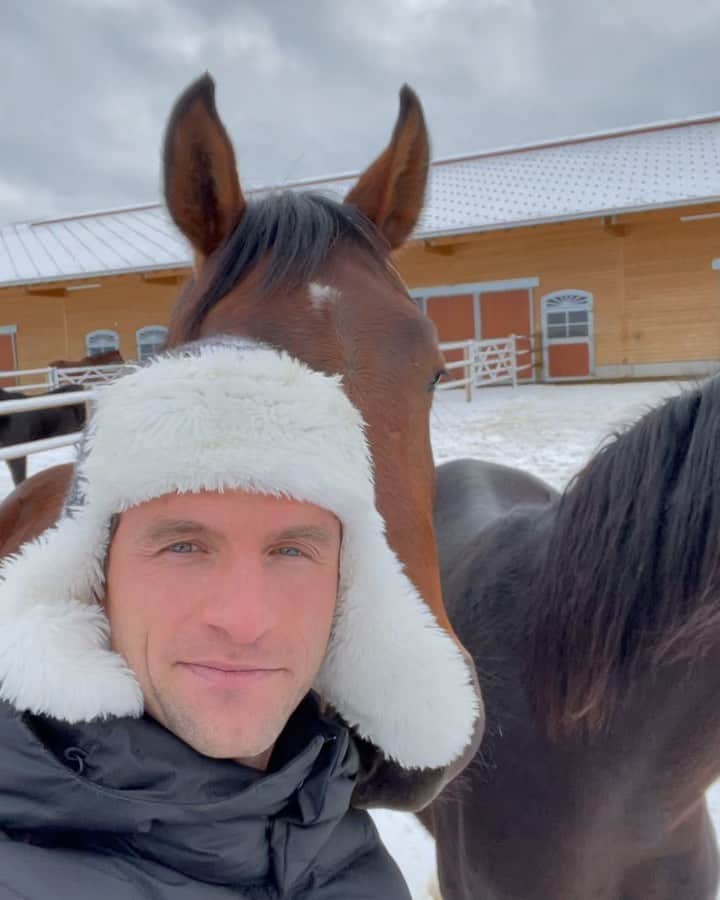 トーマス・ミュラーのインスタグラム：「The whole famülly 🥕🐴is ready - @bundesliga and @s04 is waiting 🤩🤩 #wirfreuenunsschon #letsgetreadytorumble #vorfreude」