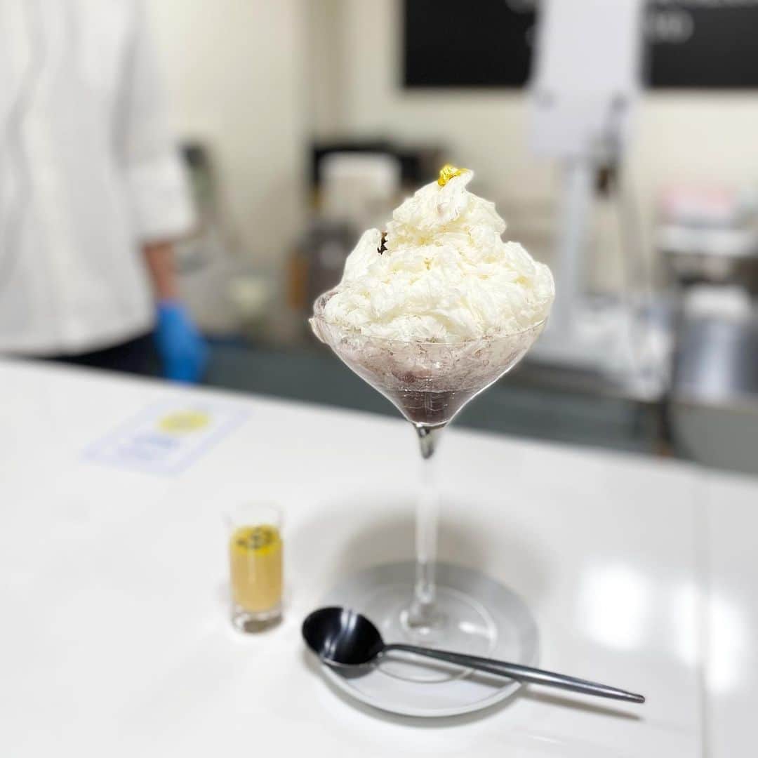 市川歩美のインスタグラム：「サロン・デュ・ショコラ東京 パート１が始まっていますね♡  nel CRAFT CHOCOLATE TOKYO 「カカオ金時 珀」は、ほうじ茶カカオティーつき。  詳しくはチョコレートジャーナルに書きました。  それから、サロン・デュ・ショコラ公式インスタアカウントから私がレポート、インスタライブをお届けしました。（いまIGTVにアーカイブされていますのでよろしければ）  カカオパルプとホワイトチョコレートと小豆。洗練された繊細な口どけも最高でした♡  #ilovechocolate  #chocolat #chocolatelovers  #chocolate #チョコレート #チョコレート大好き #チョコレート好き #ショコラ #チョコレート好きと繋がりたい #チョコレートケーキ #カカオ #カカオ#nelcraftchocolatetokyo #カカオ金時珀 #サロショ #サロンデュショコラ #かき氷」