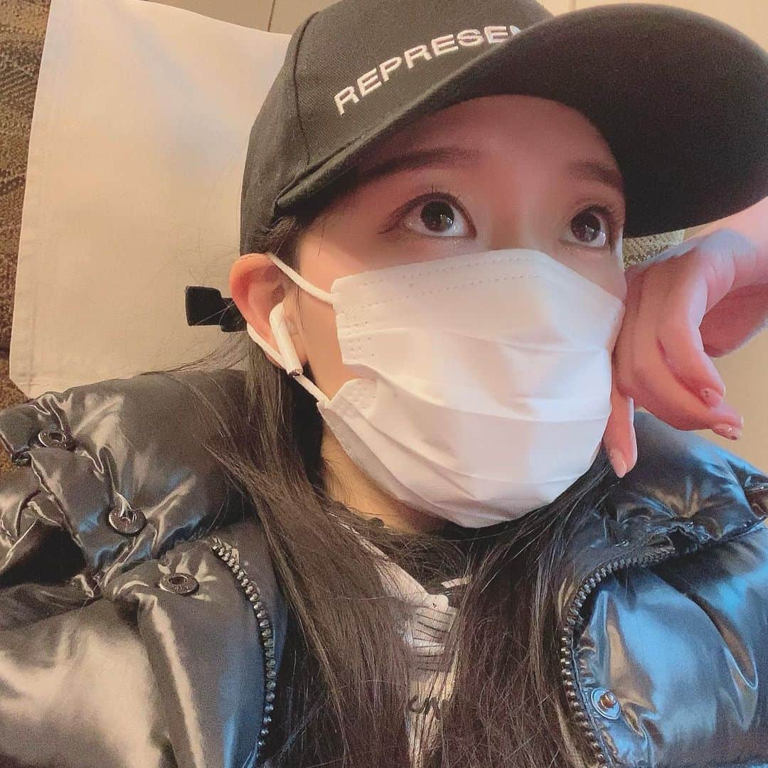 のインスタグラム：「新喜劇の高井俊彦さんの自撮りを意識してみた  すみません。新幹線に乗ったら絶対やりたかったんです。すみません。  #吉本新喜劇 #高井俊彦 兄さん #ウエストサイド #ウェッサイ #🖖 #松浦景子」
