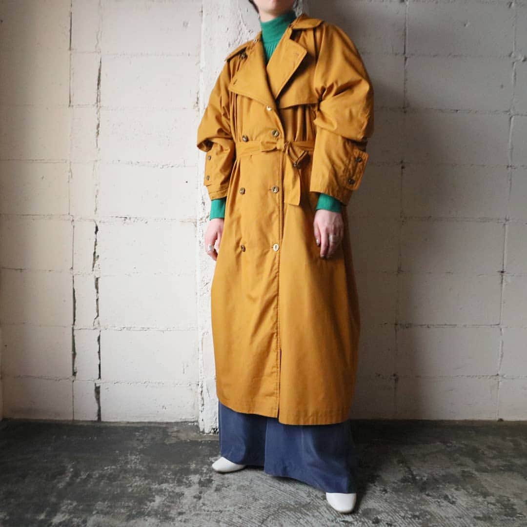 吉祥寺 古着屋 Orfeoのインスタグラム：「Mustard Color Trench Coat  . #orfeo #kichijoji #tokyo #vintage #used #fashion #coordinate #outfit . . .  お問い合わせはインスタグラムのプロフィール掲載のメールアドレスにお願いいたします。コメント、DMでのお問い合わせは受け付けておりませんのでご了承ください。 ONLINE SHOPの商品も店頭にてご購入頂けます。気になる商品がございましたらスタッフにお声掛けください。 . 新型コロナウィルス感染症予防対策を徹底して営業しております。 ご来店の際はマスク着用、手指消毒にご協力ください。」