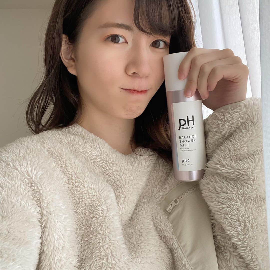 野口真由さんのインスタグラム写真 - (野口真由Instagram)「私のスキンケア🧖🏻‍♀️  最近寒くて、お風呂出たら早く服着て寝たい！！ でもスキンケアしないと次の日大変😢😢  PHバランサー(@pdc_jp )ならお風呂出てすぐ顔、 全身にふりかけてもちもち肌になれるの🤍🤍🤍 ズボラで寒がりな私には手放せない商品です！！  PHバランサーだけでもいいんだけど、 私は乾燥肌だからボディケアとしてヴァセリンのクリーム、 ナイトスキンケアとしてジョンマスターオーガニックの ナイトクリームをPHバランサーの後に塗ってる！！！  もしよかったら参考にしてみてね✨  #pdc #phバランサー #ピーエイチバランサー #スキンケア#スキンケア #オールワンミスト #バランスシャワーミスト #pr」1月23日 19時21分 - ngc_mayu