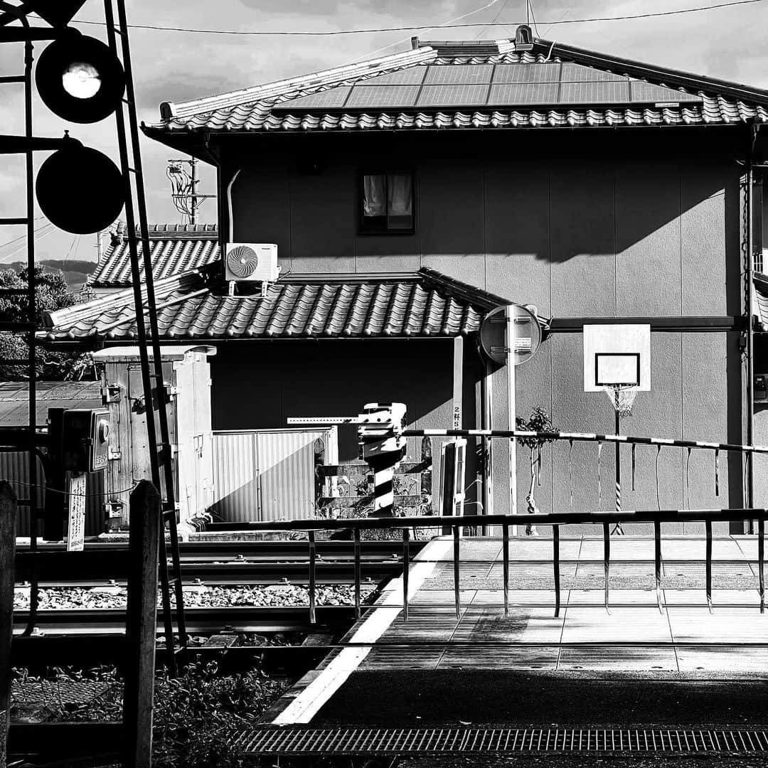naotakeのインスタグラム：「踏切 - A crossing / iPhone 12 Pro Max & Snapseed, 20210124 . . 雪が降るのも嬉しいような、その後が心配なような。 . . #spicollective #royalsnappingartists #infamous_family #rsa_main #infinity_photo_cult #jp_gallery_member #jp_gallery_bnw #trb_bnw #wp_bnw  #bnw_life #bnwlife_member #bnw_life_shots #bnw_captures #world_bnw #top_bnw #team_jp_ #team_jp_モノクロ #ig_energy_bw #ig_nihon #streetphotographybnw #igersjp #blackandwhite #bnw #bnwphoto #monochrome #bw #bnwphotography #ShotOniPhone #shotoniphone12promax」