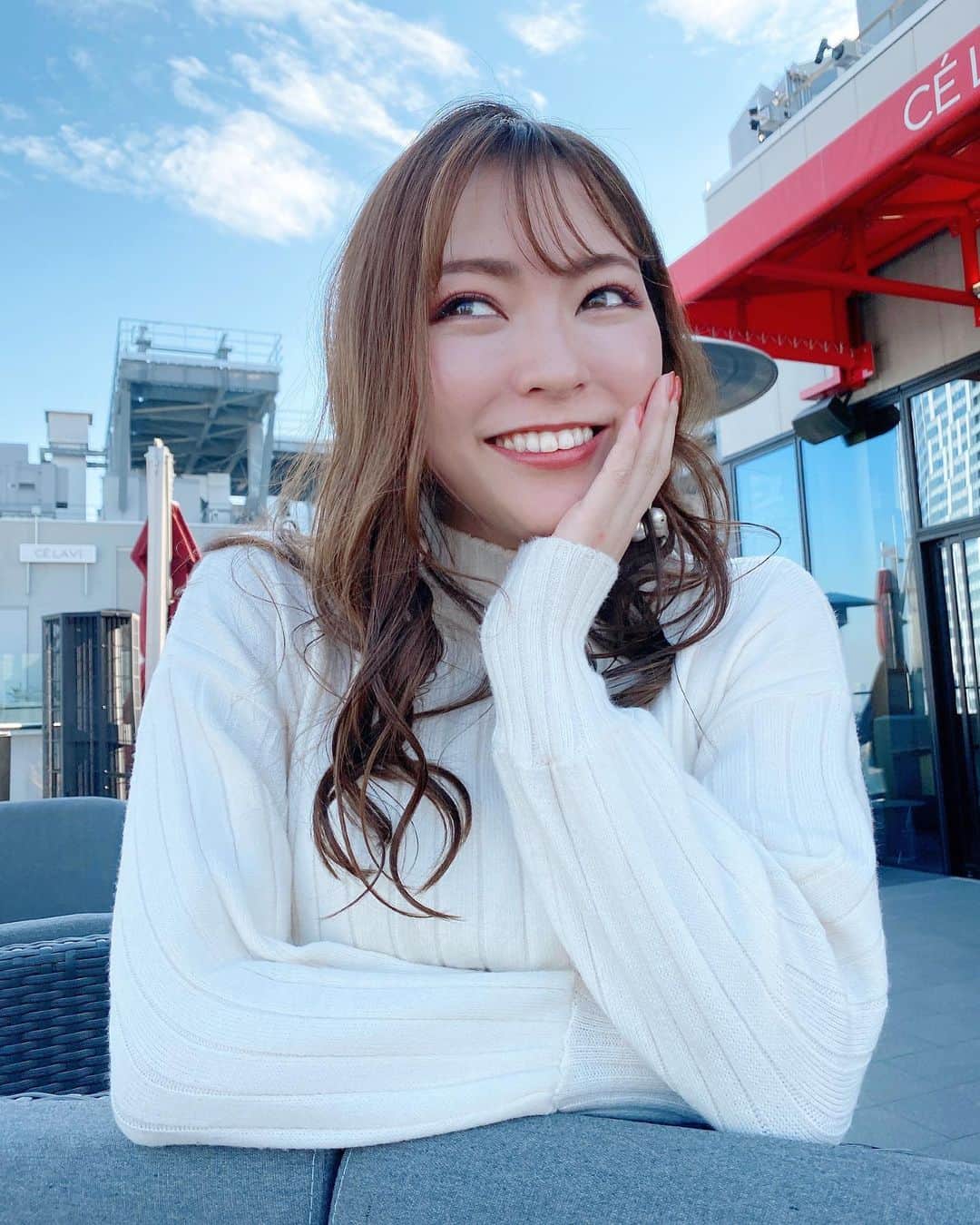 のインスタグラム：「・ 寒くて冷たい1日だったね〜🥲☔️ みなさんもふもふしてますか？⛄️ 　 @metbeautyclinic_horie で 前回と同じ光治療のフォトフェイシャルとエレクトロポレーションを数日前に受けてきたよ☺️❤︎  このメニューは回数を重ねるごとに肌を管理できるものだけど、 私にはハリツヤの即効性も感じられてるから とても気に入ってます😋😋  定期的に取り入れたいメンテナンス💫💫  #フォトフェイシャル #エレクトロポレーション #美肌ケア #美肌レーザー #beauty #beautyclinic #omotesando」