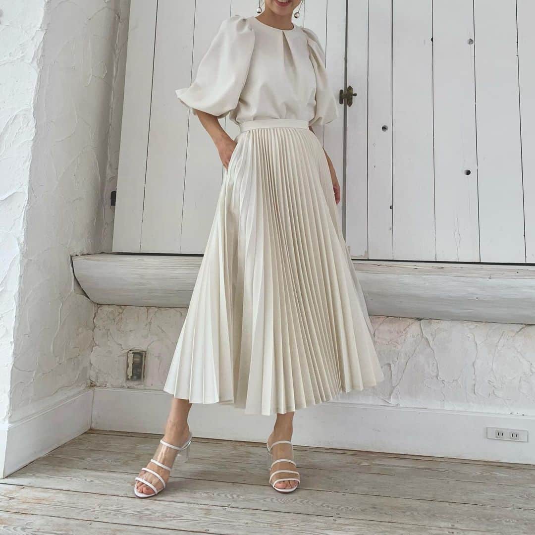 Tsuru by Mariko Oikawaさんのインスタグラム写真 - (Tsuru by Mariko OikawaInstagram)「2月入荷予定♪ 2021 ss collection.  Maya/WHITE ¥16,000+tax  Francesca/WHITE ¥36,000+tax  Fizz/WHITE ¥22,000+tax  クラシカルで上品でリュクスで...✳︎白が醸し出すフェミニンさは唯一無二の存在◎  #tsuru #tsurubymarikooikawa #2021ss #whitecordinate #white」1月23日 19時28分 - tsurubymarikooikawa