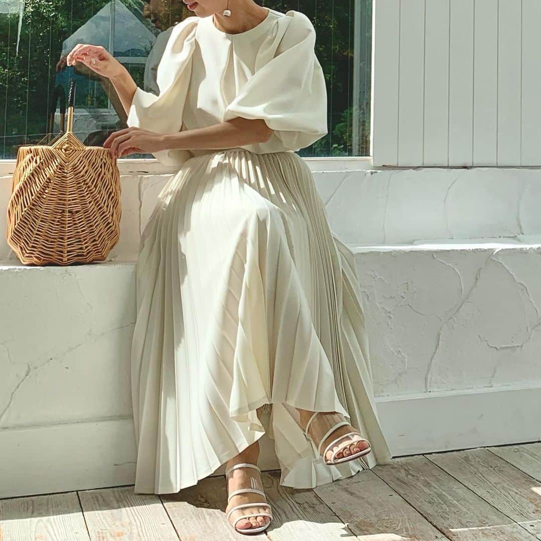 Tsuru by Mariko Oikawaさんのインスタグラム写真 - (Tsuru by Mariko OikawaInstagram)「2月入荷予定♪ 2021 ss collection.  Maya/WHITE ¥16,000+tax  Francesca/WHITE ¥36,000+tax  Fizz/WHITE ¥22,000+tax  クラシカルで上品でリュクスで...✳︎白が醸し出すフェミニンさは唯一無二の存在◎  #tsuru #tsurubymarikooikawa #2021ss #whitecordinate #white」1月23日 19時28分 - tsurubymarikooikawa