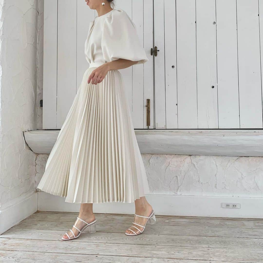 Tsuru by Mariko Oikawaさんのインスタグラム写真 - (Tsuru by Mariko OikawaInstagram)「2月入荷予定♪ 2021 ss collection.  Maya/WHITE ¥16,000+tax  Francesca/WHITE ¥36,000+tax  Fizz/WHITE ¥22,000+tax  クラシカルで上品でリュクスで...✳︎白が醸し出すフェミニンさは唯一無二の存在◎  #tsuru #tsurubymarikooikawa #2021ss #whitecordinate #white」1月23日 19時28分 - tsurubymarikooikawa
