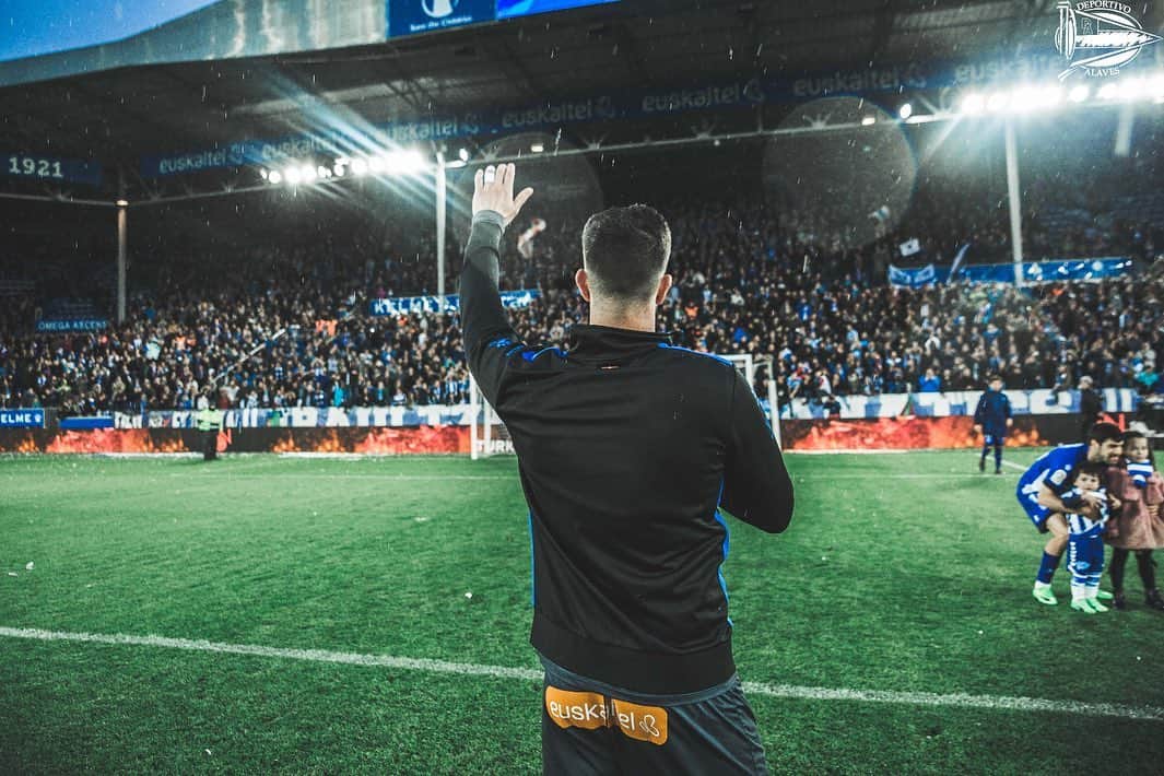 フェルナンド・パチェコのインスタグラム：「Felices 100 años @deportivoalaves Orgulloso de formar parte de tu historia. #goazenglorioso 🔵⚪️🎂」