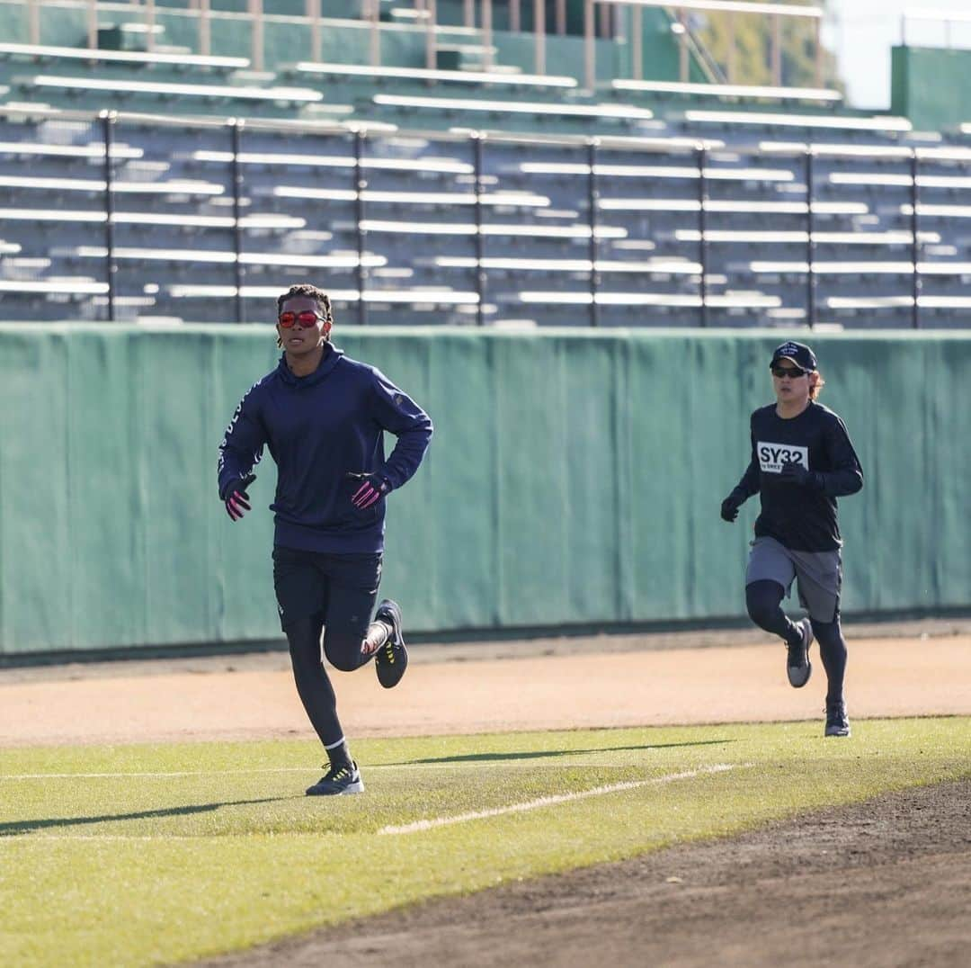 牧原大成さんのインスタグラム写真 - (牧原大成Instagram)「久留米自主トレも後少し💪💪  写真めっちゃ綺麗👍👍  #SSBA #タティスjrグローブ #sy32」1月23日 19時31分 - taisei.makihara