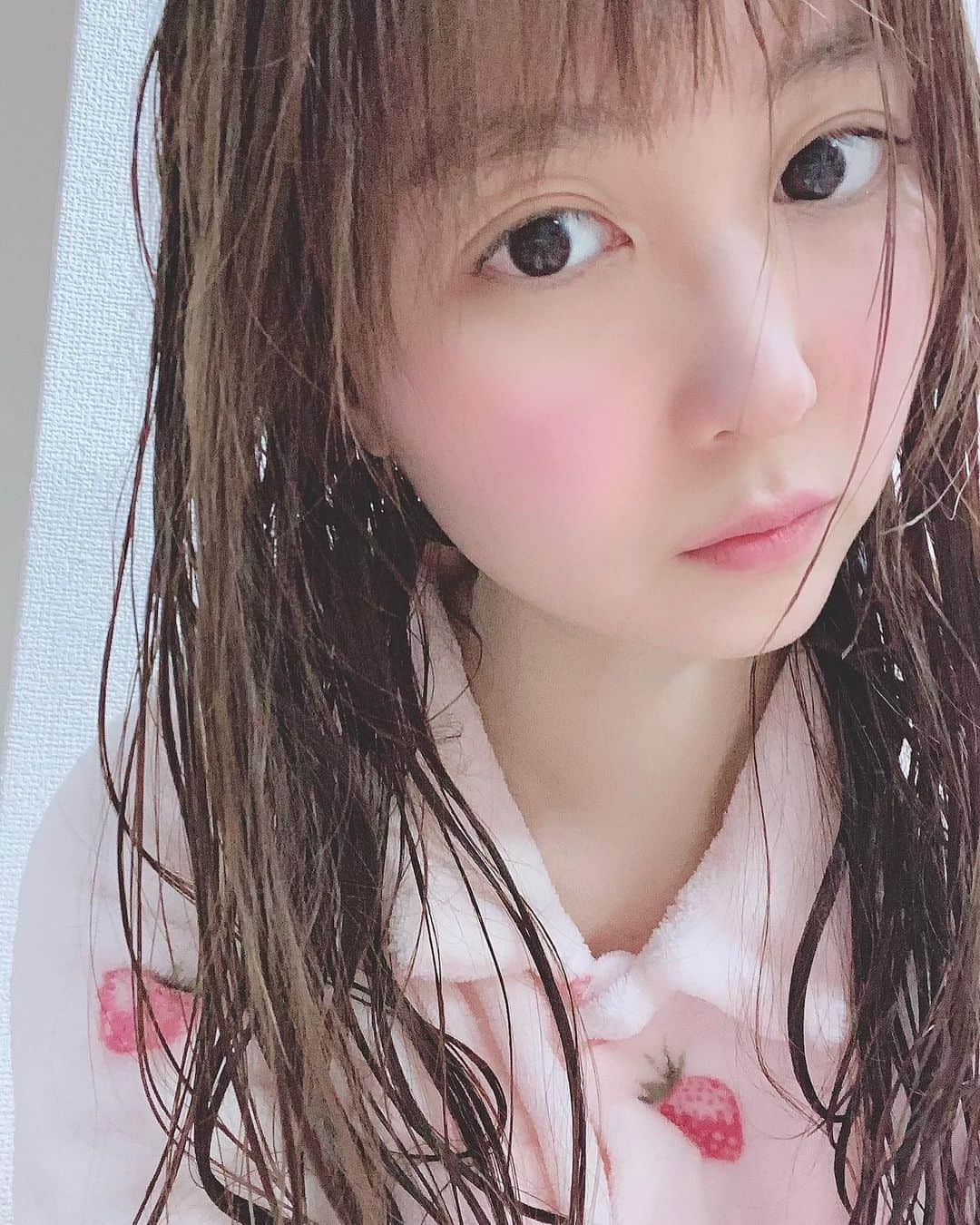 長久梨那さんのインスタグラム写真 - (長久梨那Instagram)「． 雨だね☔️ 元気だよ✨ みんな元気？  ※雨の中外で大暴れしたわけではなくただのお風呂上がりです♨️」1月23日 19時41分 - rinanagahisa