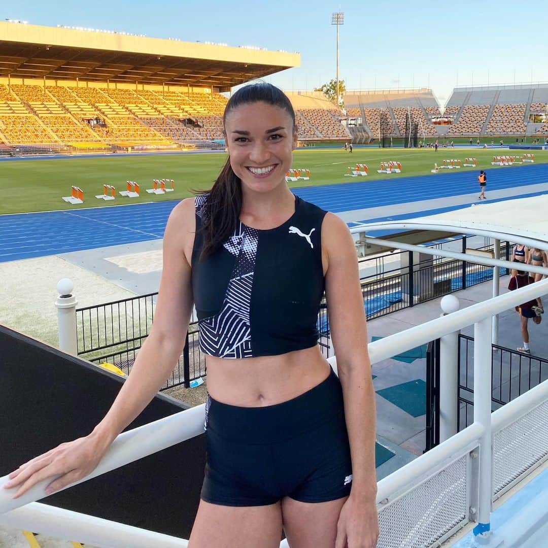 ミシェル・ジェネクのインスタグラム：「First hurdles race in over 15 months!!! Felt amazing to be doing what I love again and as a bonus it was my fastest season opener 😊 I’m pretty rusty but hopefully plenty more to come! 😁」