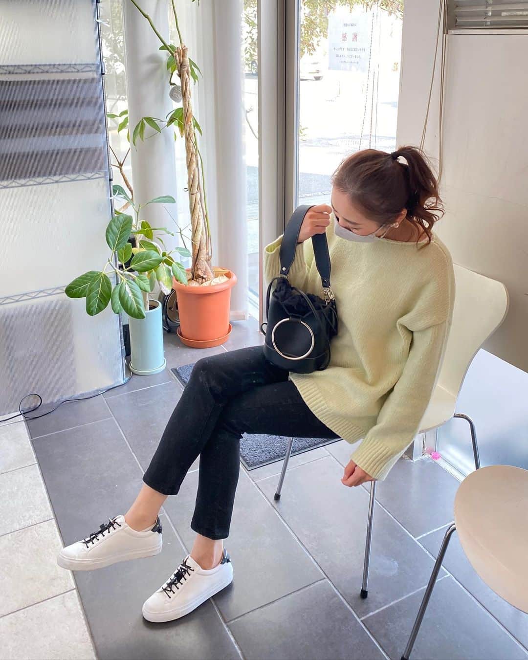 Keikooooooのインスタグラム：「先日の#code outer @mite__official #mite_official knit @dolce._official #dolce_official pants @uniqlo #uniqlo bag @blanc_official.jp #blanc_official_jp shoes @givenchyofficial #givenchy  最近#UNIQLO の#ハイライズスキニーアンクルジーンズ の出番多め🖤もう一本予備に欲しいぐらいww アウター着るとブラックコーデだけど、綺麗色ニットでした🧚🏻バッグもお気に入り過ぎる🥺🖤」