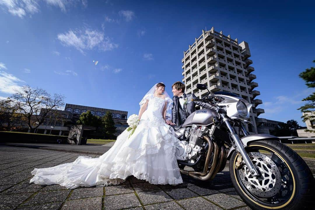 アート工房のインスタグラム：「バイクがかっこいい🤩 。 。 。 #金沢神社婚 #兼六園 #ひがし茶屋街 #東茶屋街 #結婚準備 #兼六園前撮り #ひがし茶屋街前撮り #金沢前撮り #金沢フォトウェディング #和装前撮り #富山前撮り #福井前撮り #北陸花嫁 #wedding #神前式 #金沢和婚 #後撮り」