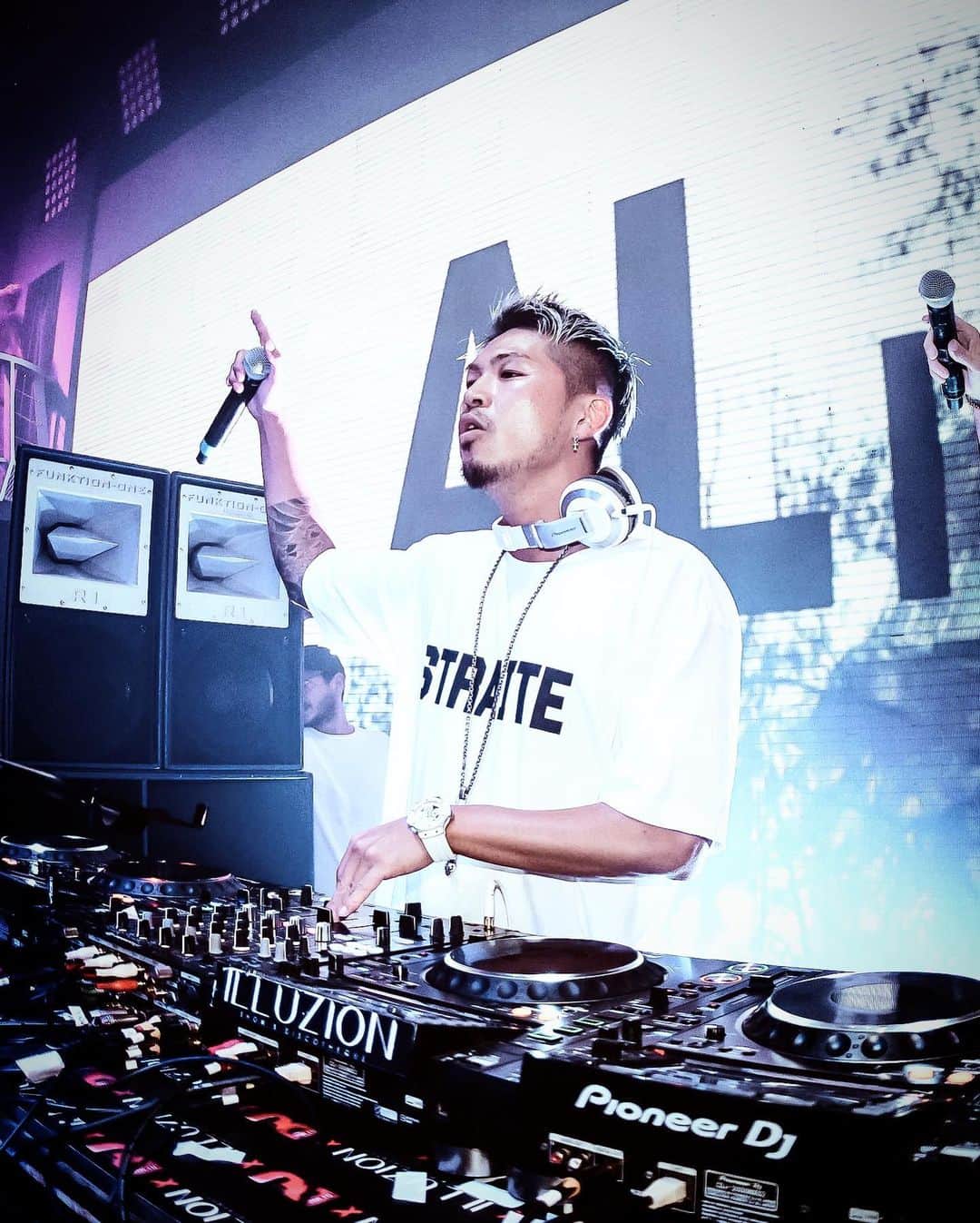DJ ACEのインスタグラム：「🎧﻿ 去年のコロナ禍からスタートしたDJライブ配信。﻿ これまでも定期的にマイペースに配信させてもらってきたけど、この2度目の緊急事態宣言を受けて、本格的にオンラインDJライブに力を入れていくことにしました！﻿ つきましては、昨日に引き続き今日の20:30より、ここからライブ配信をリスタートする意味を込め、RE-STARTメモリアルイベントDAY 2を開催します！﻿ 今日のジャンルはクラシックトランスとサイケ！﻿ ストーリーから遊びに来てネ﻿ ﻿ See you soon at my online DJ LIVE on 17LIVE App!﻿ Today's genre are Classic Trance & Psychedelic﻿ Link in stories!﻿ ﻿ #DJLIVE﻿ #ライブ配信﻿ #ACE1﻿」