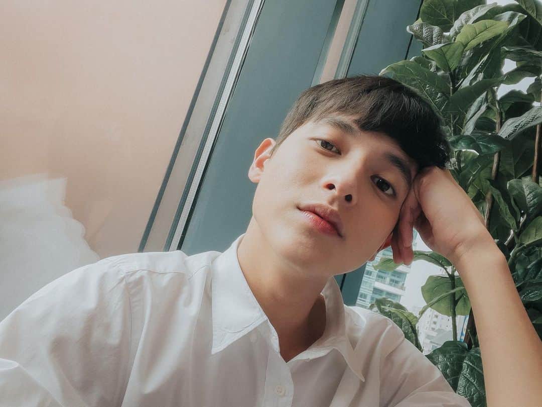 Jirayu Tangsrisukのインスタグラム：「สวัสดีวันเสาร์ ไม่เศร้านะเบบี๋ ☺️❤️」