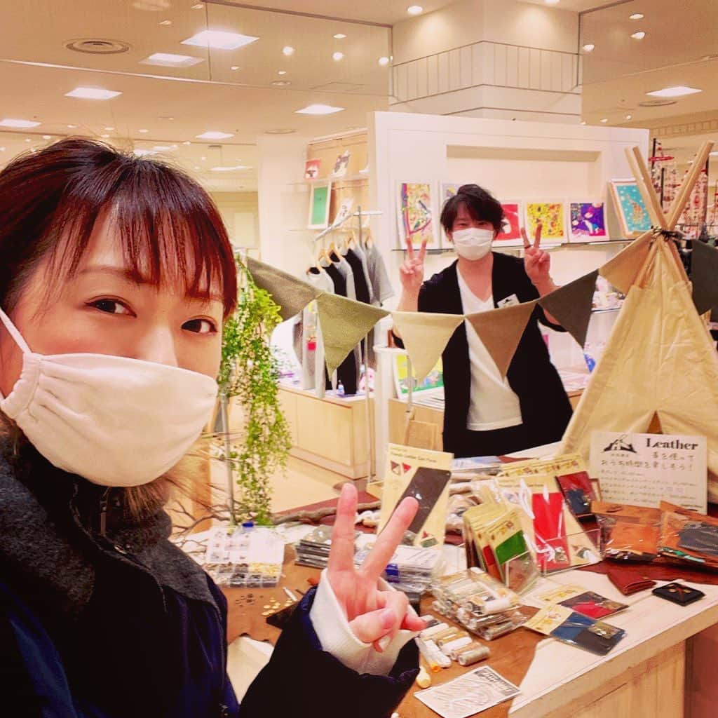 脇田唯のインスタグラム：「1/20〜26まで大丸7階 イベントスペースにて STEPPING STONESさんが 出店中！！  この三角のガーランド、 実は私が紐通ししました（笑） 残り2点だって✨やったぁー（笑）  アウトドア、革小物に興味ある方はぜひー！！  #大丸札幌 #STEPPINGSTONES #革小物 #アウトドア」