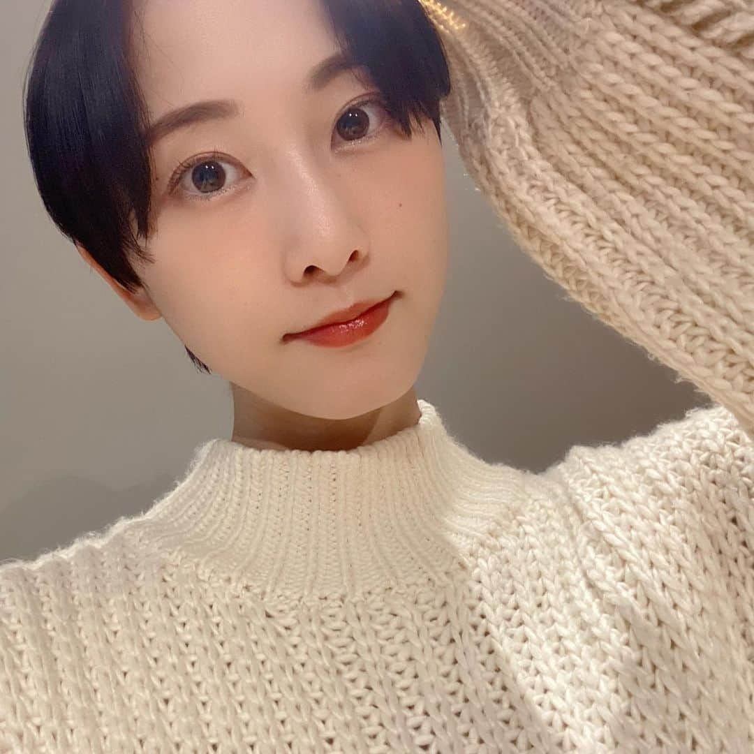 松井玲奈さんのインスタグラム写真 - (松井玲奈Instagram)「今日は新しい作品の衣装合わせでした。 リモートでは何度もお会いしていた方々と初めてリアルで会う。不思議な感覚でした。 なんだかちゃんとしなければと思い、メイクをした次第です。」1月23日 19時44分 - renamatui27