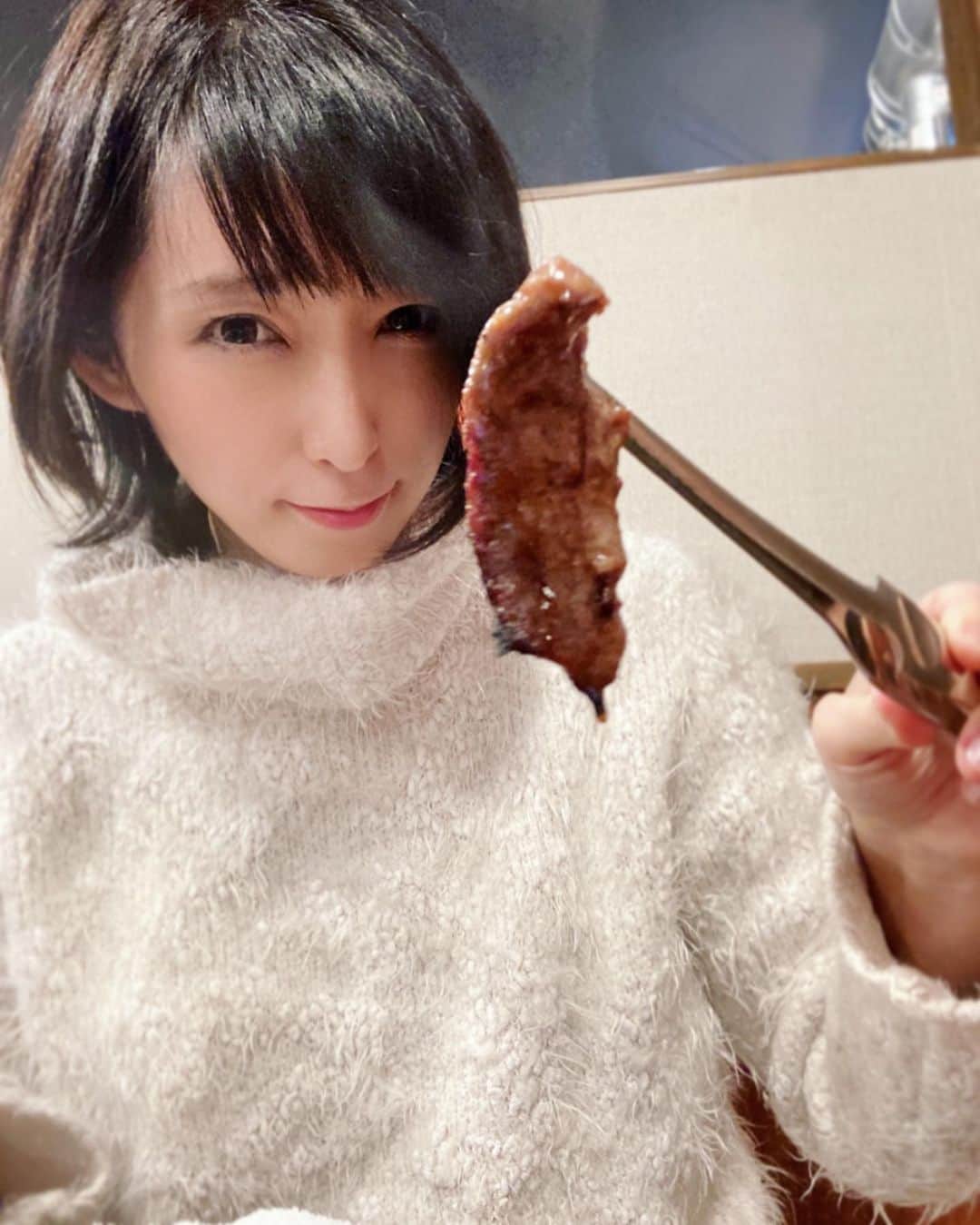 小明のインスタグラム：「一人焼肉をしてきました。 歯医者の後でまだ麻酔が効いていたんですけど、うまく噛めるかという不安よりも一人でご飯を食べられるチャンスを逃したくないという気持ちが勝ちました。 コートとセーターをもくもくと燻されながら黙々と黙食、美味しゅうございました。  関係ないんですけど今日の歯医者は治療の後しばらくしても顎のあたりがすごい腫れていて、 えーこんなに腫れるー？ 触っても硬いし麻酔多かったのかな？ と不思議に思っていたら治療中に使ったガーゼ？コットン？が歯茎と顎の間に挟まったままでした。麻痺してるから気づかなかったわよ。 ちなみに焼肉の前には気付いて取ったわよ。そのまま食べなくてよかったです。」