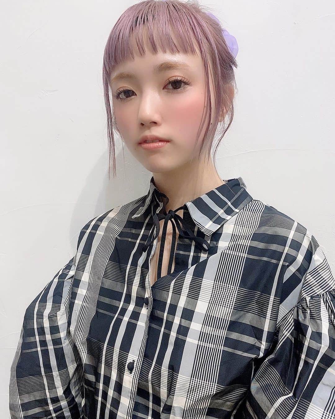 yokoのインスタグラム：「. 昨日当分髪色変えないかも〜とか 話してたのに 急に変わりましたwwww そしてけっこうなオン眉復活💟 . @kahonakazono が作ったシュシュつけて ごきげんさん💜 . いつも可愛くしてくれてありがとう〜☺️✨ . . . . . . . . . . . . . . . . . . . #むらさき#ピンク#ベージュ #カラー#ヘアメイク#ヘアアレンジ#オン眉 #エンタメ活動を止めない #アジア一のエンターテインメント #burlesque#burlesque lesquetokyo#バーレスク東京#ダンサー#透明少女#model#hairmake#makeup#love#ootd#fashion#instagood#instalike#instafashion#tokyo#white#パープル #お洒落さんと繋がりたい#カメラ好きな人と繋がりたい#モデル#東京」