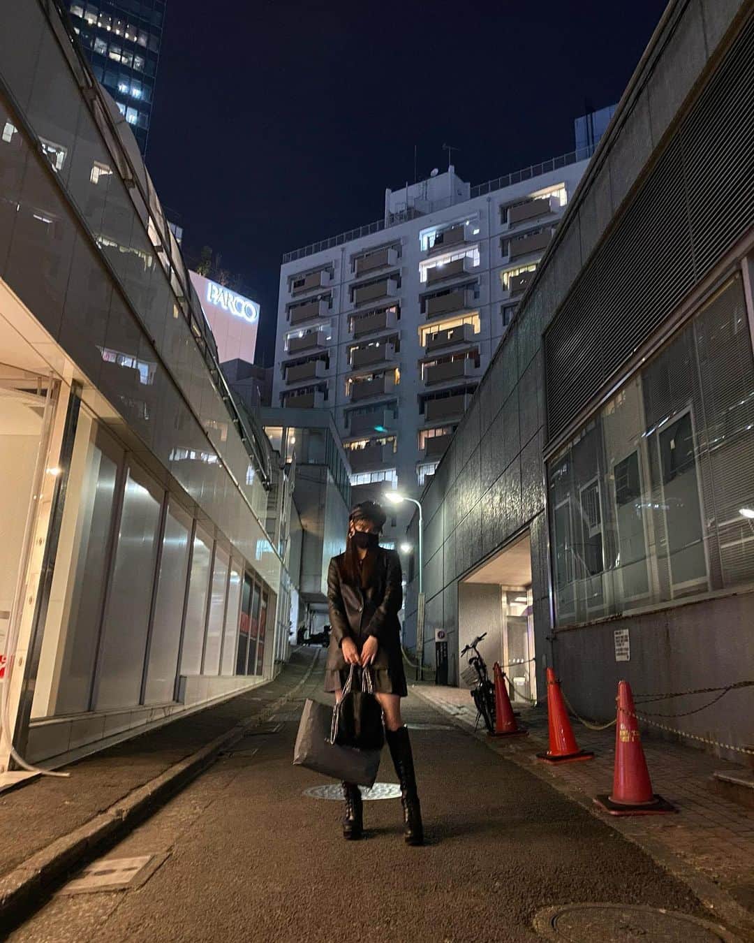 のインスタグラム：「・ ・ #ナタナタcode  ・ かっこいい女になりたいˊᵕˋ  #ナタリア聖奈 #ljk #ブラックコーデ #レザージャケット #大人コーデ #秋冬コーデ」