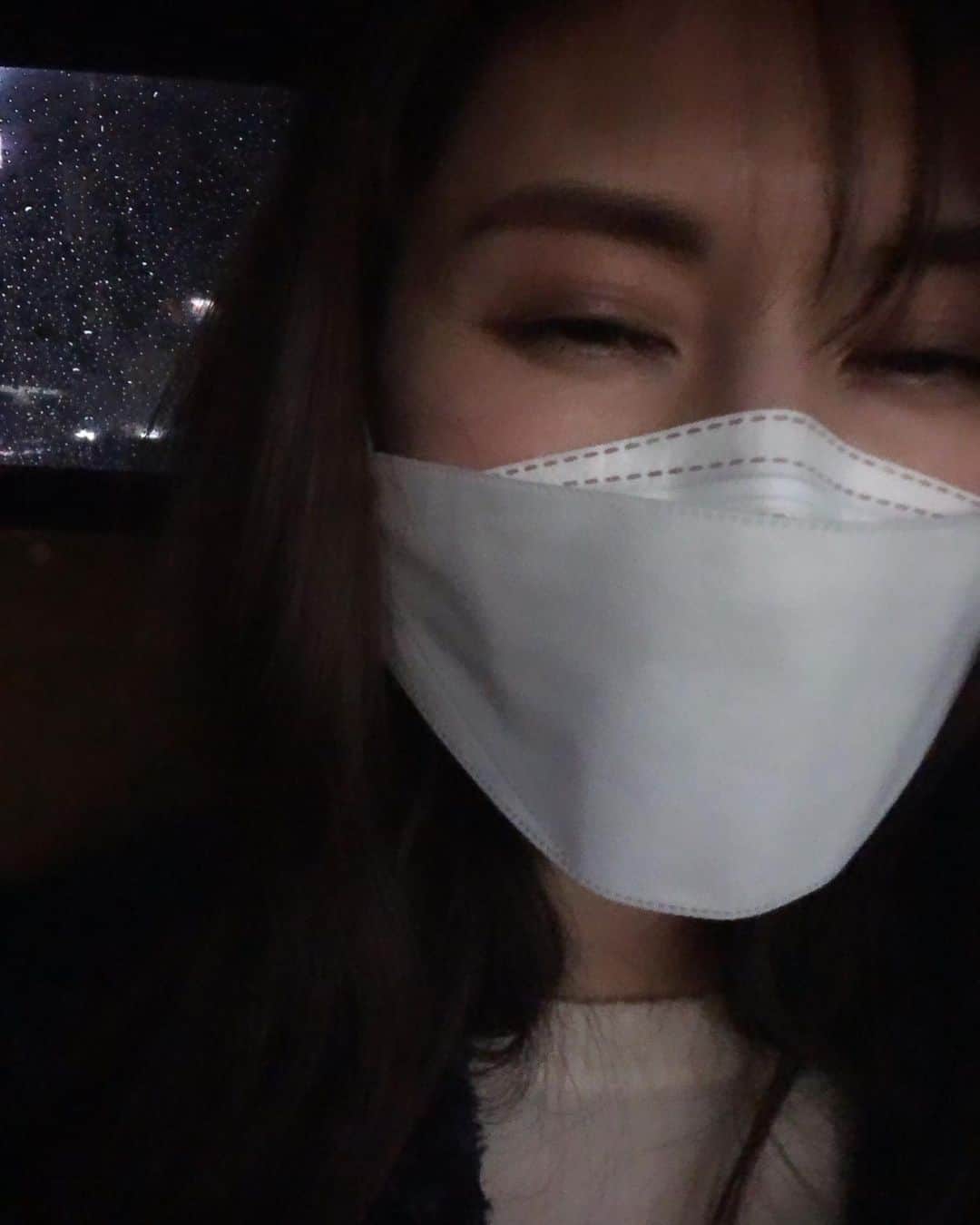 MIHOさんのインスタグラム写真 - (MIHOInstagram)「【オンオフ激しいランキング上位】  自分でもつくづく思います  上位こえてグランプリとれるって、笑  こうやってキレイに整えてもらってお仕事できておりますが、帰りの車はいつも省エネモード😹  目がシジミみたいです  最近は夜明け前に出かけて、帰りの途中に猛烈に眠くなり、諦めて車を停めて路肩寝を30分くらいして帰り2130にからお布団でゴロゴロしながらニュースをみる毎日  ほんと、ヘアメイクさんにはじまり、みほっていうモデルさんを創ってくれてるみなさん、インスタとかでメッセージくれるみんなにも  感謝！  ありがとうーーーーっ  挨拶ってオウム返しがいいね☺︎  おはよう  ありがとう  おつかれさま  ごめんね  おやすみ  いってらっしゃい  おつかれさま  頑張って  大好き  今年はたくさん言う。  みんなも、いま、思い浮かんだ人いたら伝えてみてね☺︎  たくさん深呼吸して  いい気分のまま  ゆっくりあたたかい夜をお過ごしくださいね  おやすみなさい  明日は雪だるま作れるだろうか？？？  #撮影 #モデル #にわかせんぺい  #言葉 #ありがとう #健康気をつける #睡眠第一 #老化の足音が早い #2021」1月23日 19時52分 - 27.allen_miho