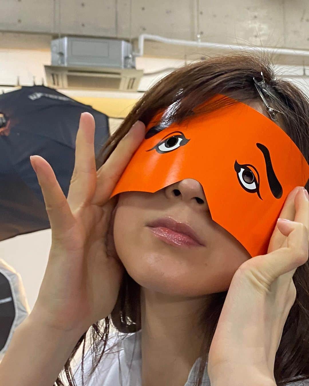 MIHOさんのインスタグラム写真 - (MIHOInstagram)「【オンオフ激しいランキング上位】  自分でもつくづく思います  上位こえてグランプリとれるって、笑  こうやってキレイに整えてもらってお仕事できておりますが、帰りの車はいつも省エネモード😹  目がシジミみたいです  最近は夜明け前に出かけて、帰りの途中に猛烈に眠くなり、諦めて車を停めて路肩寝を30分くらいして帰り2130にからお布団でゴロゴロしながらニュースをみる毎日  ほんと、ヘアメイクさんにはじまり、みほっていうモデルさんを創ってくれてるみなさん、インスタとかでメッセージくれるみんなにも  感謝！  ありがとうーーーーっ  挨拶ってオウム返しがいいね☺︎  おはよう  ありがとう  おつかれさま  ごめんね  おやすみ  いってらっしゃい  おつかれさま  頑張って  大好き  今年はたくさん言う。  みんなも、いま、思い浮かんだ人いたら伝えてみてね☺︎  たくさん深呼吸して  いい気分のまま  ゆっくりあたたかい夜をお過ごしくださいね  おやすみなさい  明日は雪だるま作れるだろうか？？？  #撮影 #モデル #にわかせんぺい  #言葉 #ありがとう #健康気をつける #睡眠第一 #老化の足音が早い #2021」1月23日 19時52分 - 27.allen_miho