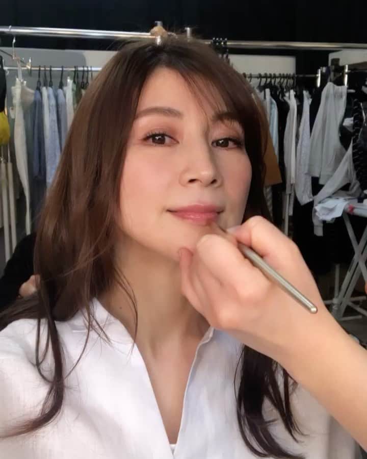MIHOのインスタグラム：「【オンオフ激しいランキング上位】  自分でもつくづく思います  上位こえてグランプリとれるって、笑  こうやってキレイに整えてもらってお仕事できておりますが、帰りの車はいつも省エネモード😹  目がシジミみたいです  最近は夜明け前に出かけて、帰りの途中に猛烈に眠くなり、諦めて車を停めて路肩寝を30分くらいして帰り2130にからお布団でゴロゴロしながらニュースをみる毎日  ほんと、ヘアメイクさんにはじまり、みほっていうモデルさんを創ってくれてるみなさん、インスタとかでメッセージくれるみんなにも  感謝！  ありがとうーーーーっ  挨拶ってオウム返しがいいね☺︎  おはよう  ありがとう  おつかれさま  ごめんね  おやすみ  いってらっしゃい  おつかれさま  頑張って  大好き  今年はたくさん言う。  みんなも、いま、思い浮かんだ人いたら伝えてみてね☺︎  たくさん深呼吸して  いい気分のまま  ゆっくりあたたかい夜をお過ごしくださいね  おやすみなさい  明日は雪だるま作れるだろうか？？？  #撮影 #モデル #にわかせんぺい  #言葉 #ありがとう #健康気をつける #睡眠第一 #老化の足音が早い #2021」