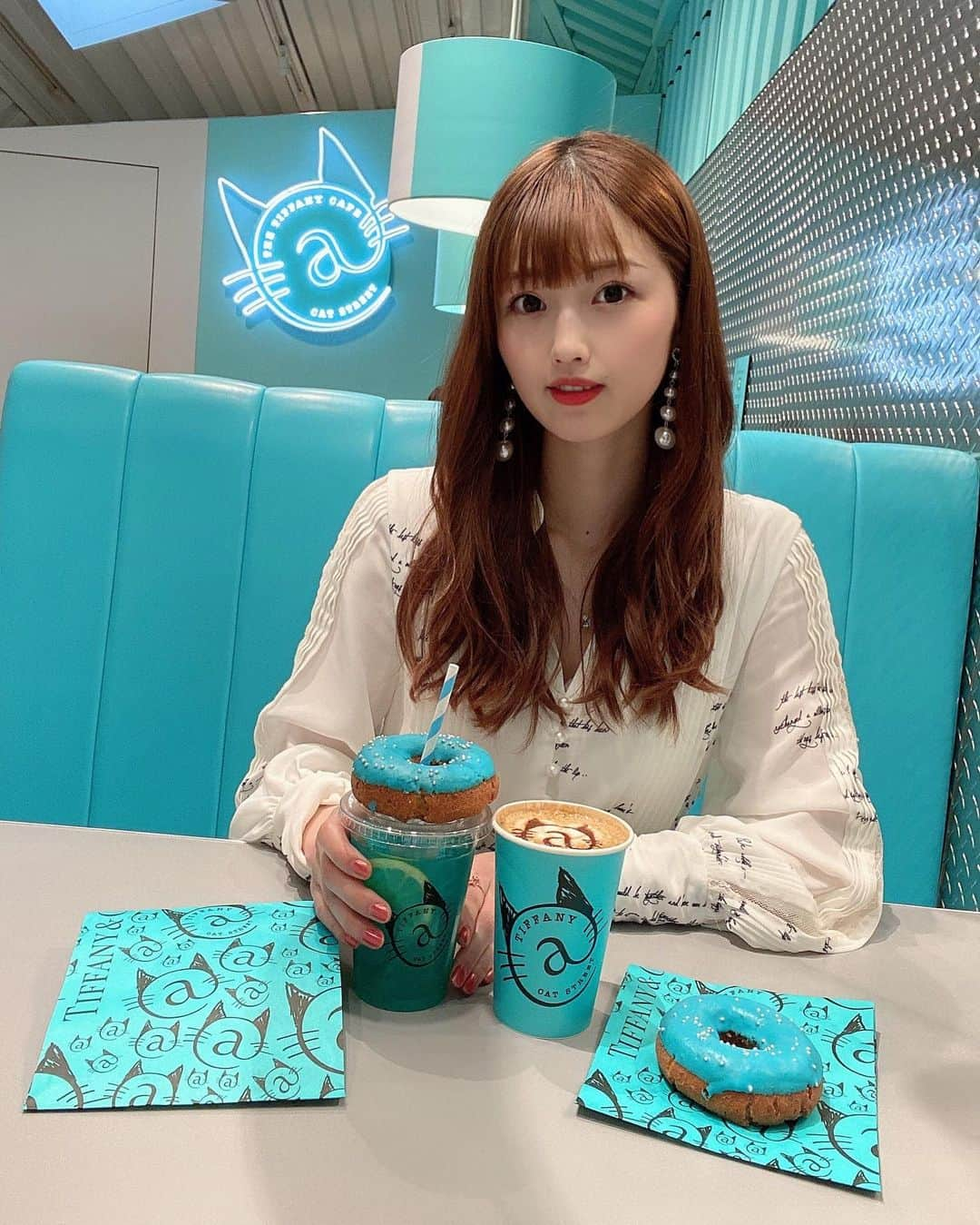 松尾友加里のインスタグラム：「❤︎TIFFANY cafe...☕️😻  @tiffanyandco _ _ _ _ _ _ _ _ _ #happy #day #tiffany  #cafe #herlipto #ハーリップトゥ #女子会  #イベント #カフェ巡り #インスタ映え  #cute #love #ヘアアレンジ  #instagood #instagram」