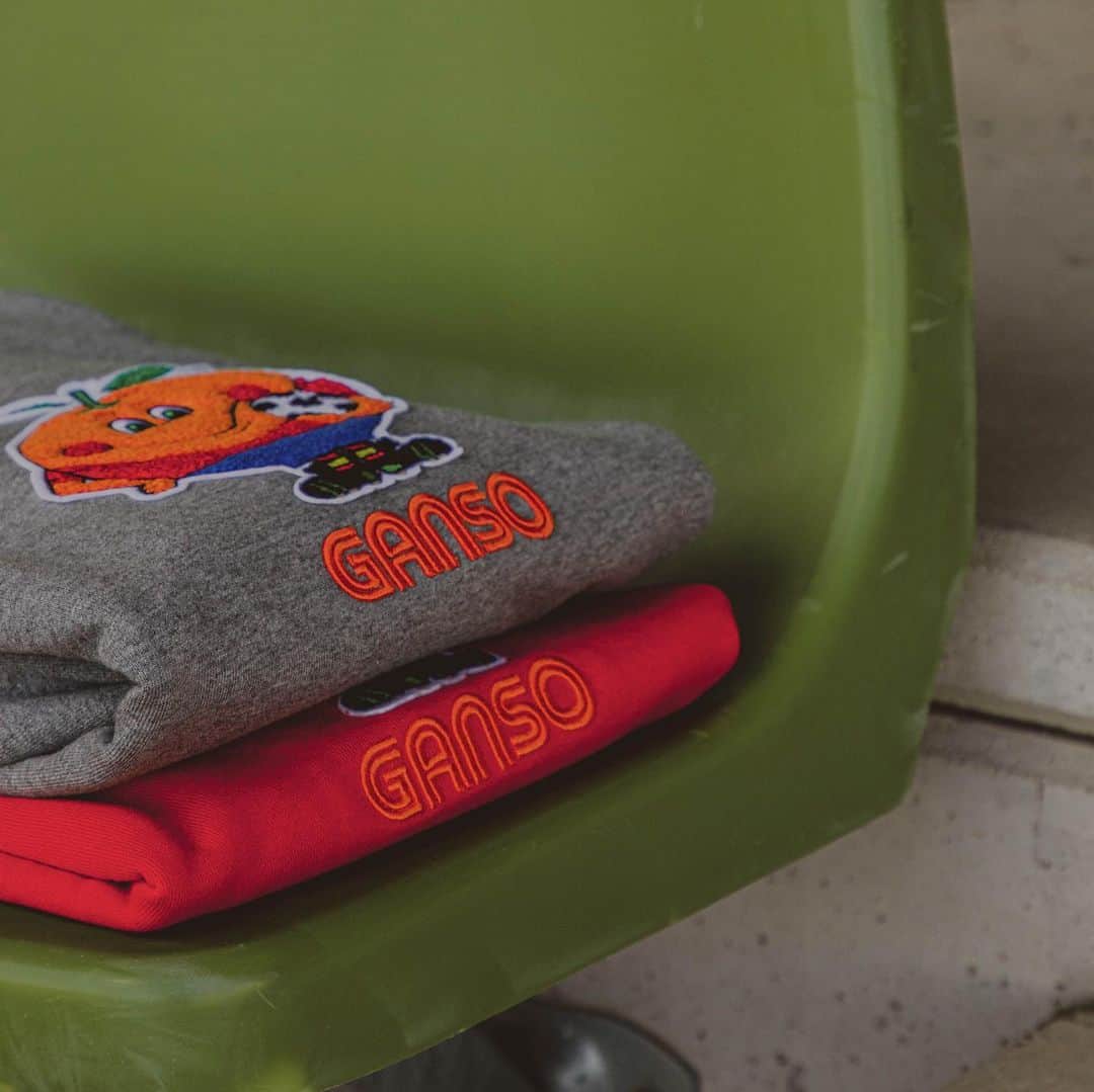 のインスタグラム：「Colección Unisex Naranjito ON AIR!! 💥 Ya podéis comprar nuestra colección inspirada en Naranjito sin pre-order ¡Vuelve al 82! #naranjito #elganso #82」