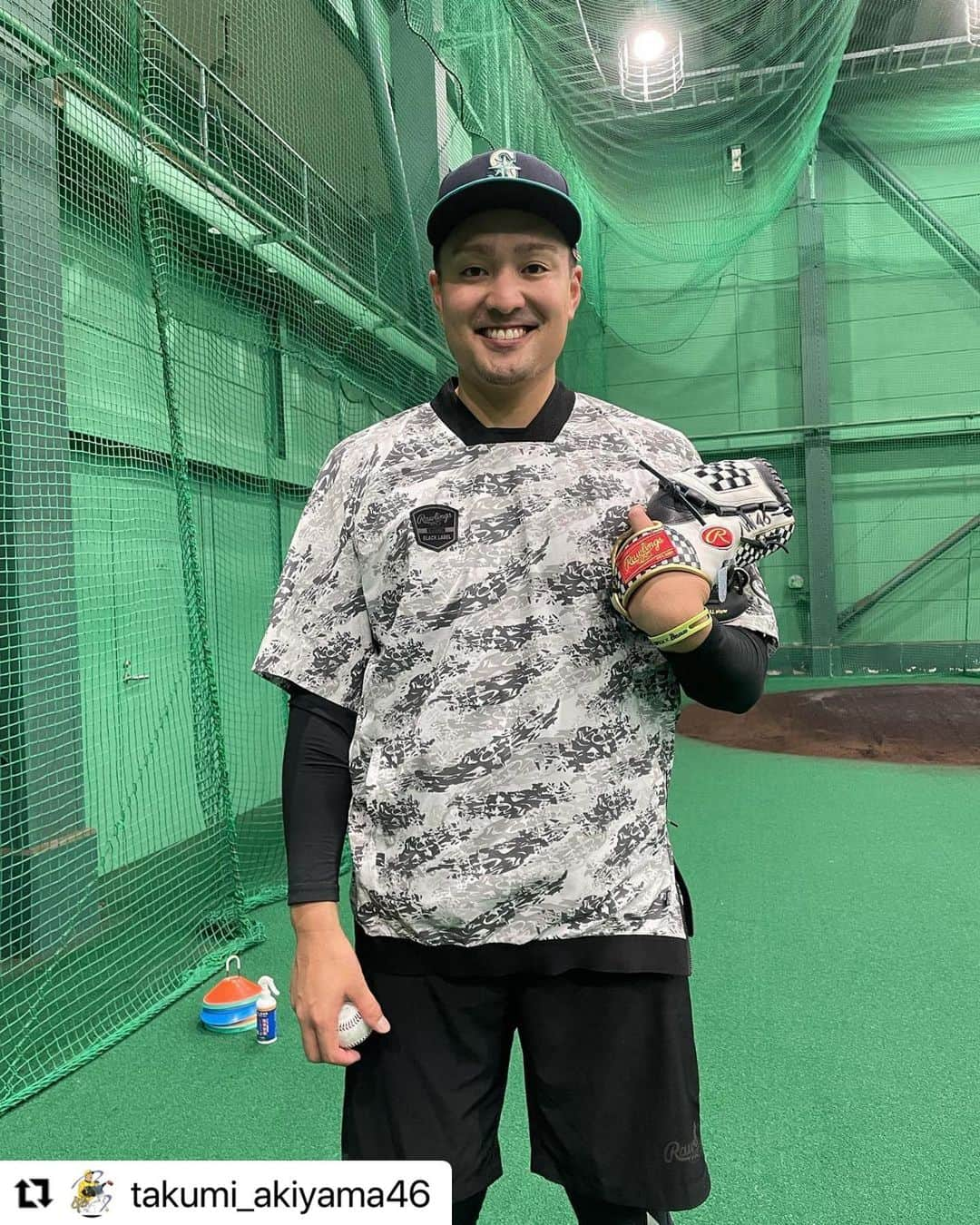 Rawlings Japanさんのインスタグラム写真 - (Rawlings JapanInstagram)「#Repost @takumi_akiyama46 with @make_repost ・・・ #今年は#コロナウイルスの影響で#自主トレ公開する事ができませんでしたが#怪我なく#ここまで順調にきています#って言うてたら怪我するから明日気をつけよ#例年より短いオフの期間だったので#そんなに身体を休めることなく#そもそも規定投げてないし#ずっと練習してきました#正解かどうかはわかりませんが#とりあえず#キャンプインでしっかり投げれるようにはなってるので#沖縄キャンプも決まりましたし#怪我なく過ごせる事ができれば#今年もやれると思ってます#あっ#この半袖のウェア#着心地良いですよ#ローリングス#rawlings#キャップは#マリナーズ#ちょっと顔痩せてるな @rawlings_japan_llc」1月23日 19時54分 - rawlings_japan_llc