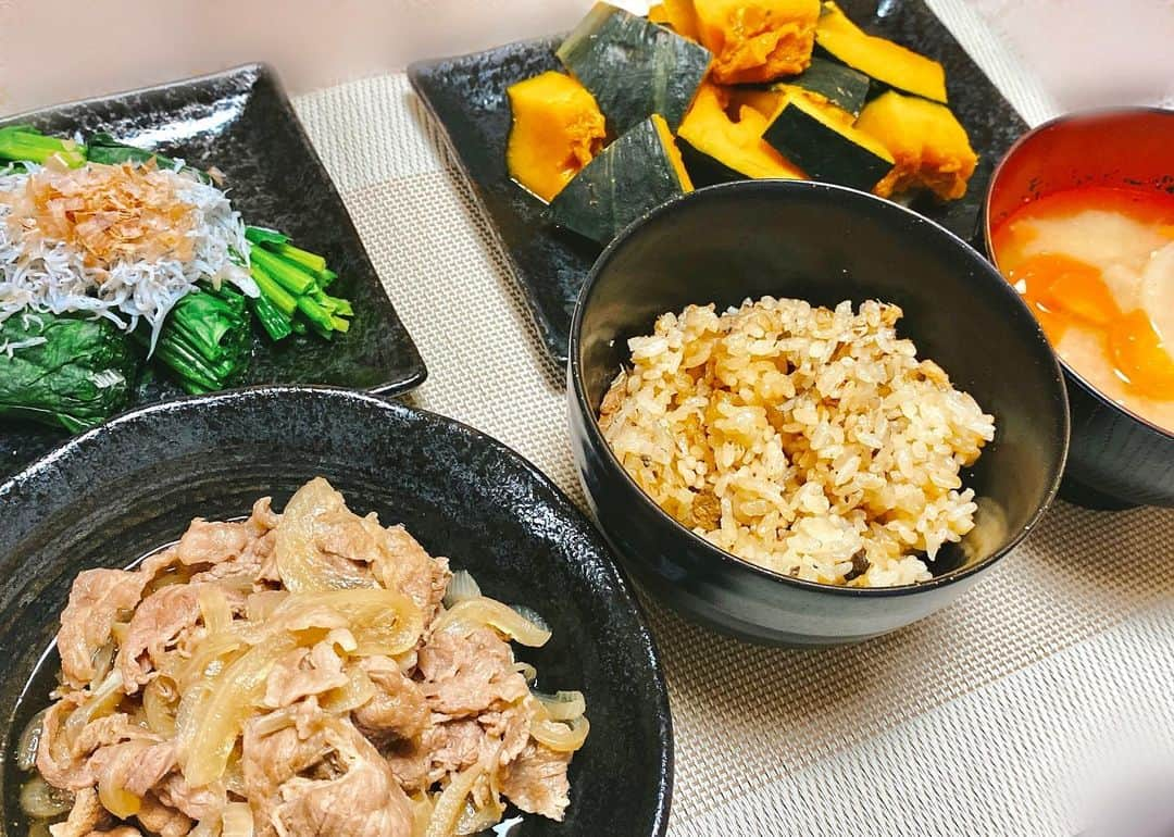 若松春奈のインスタグラム：「#牛丼 #鯖缶の炊き込みご飯 #ほうれん草のおひたし  #カボチャの煮物  #料理  #料理勉強中 #自炊 #自炊生活 #自炊女子 #自炊記録 #おうち時間#料理記録 #料理初心者 #自炊日記 #自炊ごはん #ご飯のお供 #ご飯好き #女優飯#女優#若松飯」