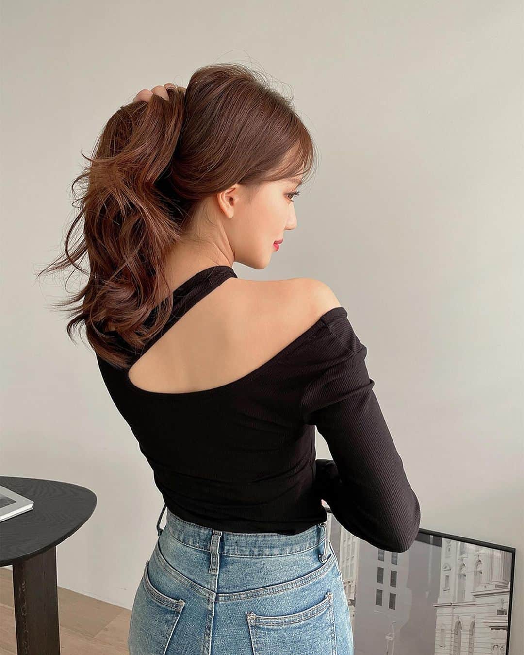 Chuuのインスタグラム：「🎀츄X셀럽쇼퍼🎀  @seoji72 서지님의 원픽! 반전 매력 가득한 티셔츠! 타이트한 핏감과 유니크한 언발 디테일로 섹시 글램한 스타일을 연출해주는 매력 있는 티셔츠이에요❣️유니크한 디자인의 티셔츠니 꼭 구매 소장 해보세요✨  #chuu#츄#셀럽쇼퍼#데일리룩#섹시글램룩#코디추천」