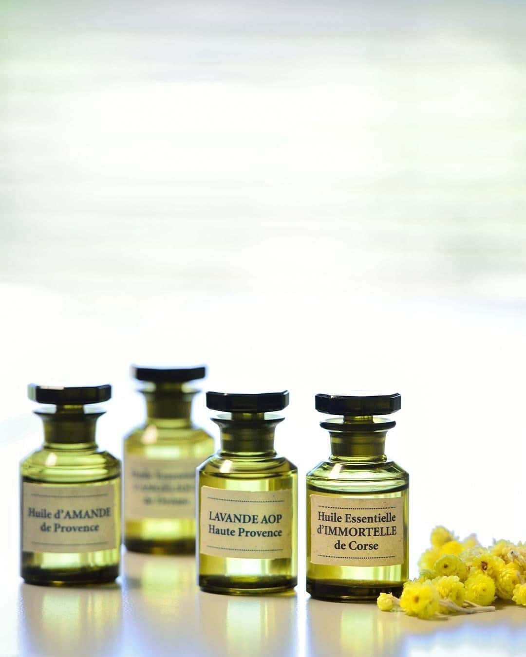 ロクシタンのインスタグラム：「Simple scents ✨⁣ ⁣ In order to create the most delicate, natural products, our skilled lab workers spend days researching drop by drop how much of our essential oils is needed to create our products. ⁣ ⁣ Each oil brings its own unique benefits and scents, and finding the perfect balance isn’t just science, it’s art. ⁣ ⁣ 💬 What is your favourite essential oil? ⁣ ⁣ #Science #NaturalBeauty #Skincare #EssentialOils #LOccitane ⁣」