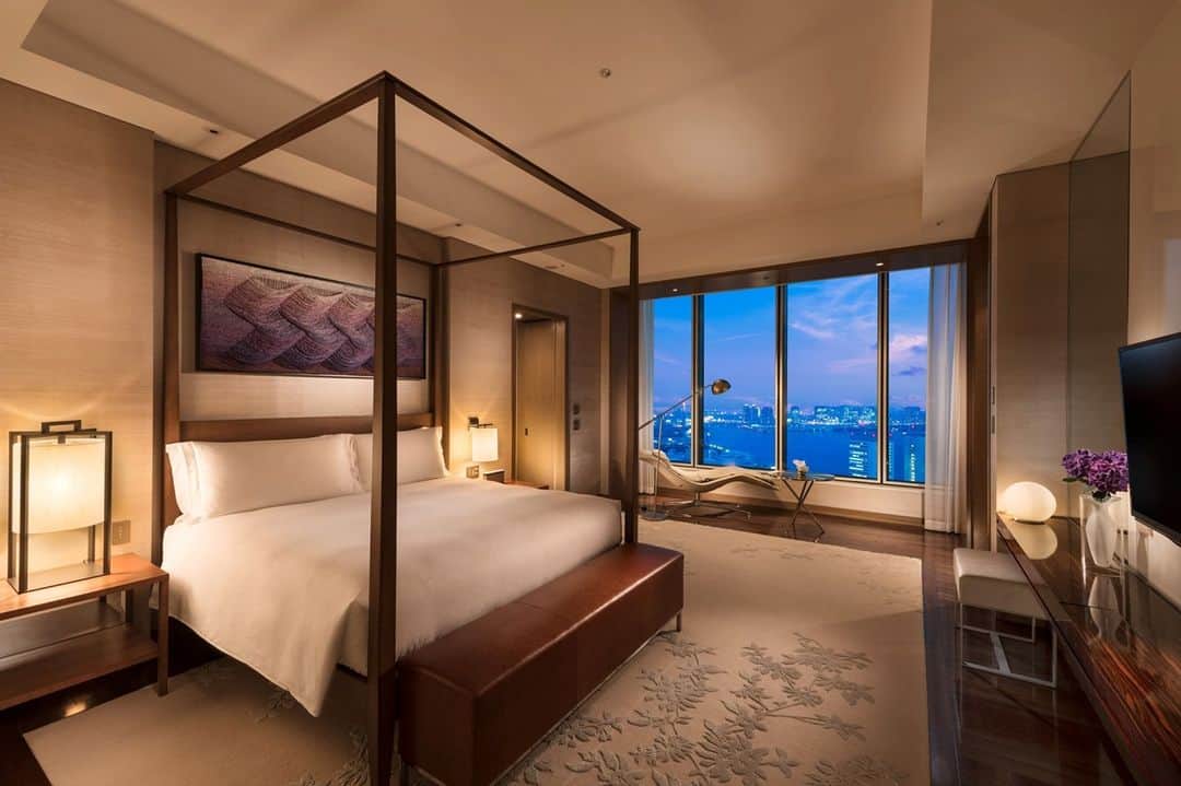 Conrad Tokyoのインスタグラム：「コンラッド東京からのロマンチックな夜景に癒されながら、極上のひとときをお過ごしください。  Spend your time relaxing while being healed by the romantic night view from Conrad Tokyo.  Share your own images with us by tagging @conrad_tokyo ————————————————————— #コンラッド東京 #コンラッド #ホテル #汐留 #東京 #新橋 #銀座 #港区 #ホテルステイ  #ステイケーション #おこもりステイ #ConradTokyo #StayInspired #Shiodome #Shinbashi #staycation #hotelstay」