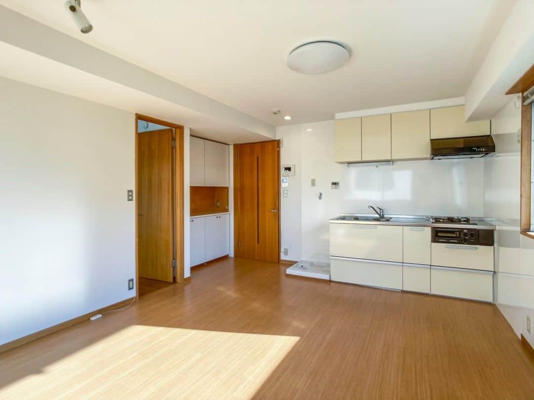 せたがやクラソンのインスタグラム：「『ぬくもる部屋 201』﻿ ﻿ ・東急田園都市線桜新町駅 徒歩4分 ・12.7万円・40.00㎡・1LDK ___________________________________________________________________﻿  幅広い世代がのんびりと暮らしを楽しむ「桜新町」。  2020年、京都の老舗珈琲店「小川珈琲」が 新業態「OGAWA COFFEE LABORATORY」を桜新町にオープン。 街のシンボル「サザエさん」が支える、昔と変わらない雰囲気と、 新しい個性が気持ちよく共存した街は静かに話題をよんでいます。  駅から徒歩4分。 個性的な植栽に彩られ「ただ者では無い感」を醸し出す外観。 白亜の外壁と植物のコントラストが目を引きます。  お部屋は2階の角部屋、リビングダイニング10帖と5.5帖の1LDK。 特徴は、お部屋全体が木のぬくもりに包まれていること。  そして、角部屋の恩恵を受けたリビングは、 太陽の日差しが燦々と注いでほんとに気持ちいい。 また、各部屋に備え付けられた木製扉の収納は、 それぞれ使い勝手を考えた工夫がなされていています。  のんびりした街のぬくもりあるお部屋。 おすすめです。とても。  ▼この物件の詳細、﻿ そのほかのお部屋はプロフィールのリンクから﻿ @setagayakurasson﻿ ___________________________________________________________________﻿ ﻿ 「オンラインでお部屋探し」スタートしました！ ご相談お待ちしております。 ﻿ ﻿https://setagayakurasson.com/online _____________________________________________________________________﻿ ﻿ #せたがやクラソン #せたがやンソン #賃貸 #お部屋探し #オンラインお部屋探し #引っ越し #内見 #部屋 #ワンルーム #ひとり暮らし #ふたり暮らし #好きな街 #暮らしを楽しむ #キッチン #家具 #世田谷 #賃貸インテリア #リノベーション #コンシェルジュ #世田谷のお部屋探し  #田園都市線 #桜新町 #暮らしを楽しむ #サザエさん #植物のある暮らし #木の家具と暮らす  #日当たり #収納豊富な家」