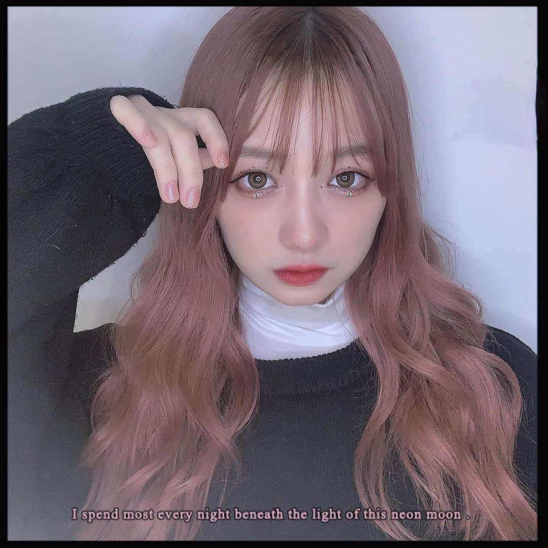 白川れなのインスタグラム：「きらきら🌟﻿ ﻿ ﻿ ﻿ ﻿ ﻿ ﻿ ﻿ ﻿ ﻿ ﻿ ﻿ #ピンクカラー #ピンクベージュ#pink #hairstyle #haircolor # #daily #daily_photo_jpn #socialdistancing #makeup #美容学生 #メイク #lilac #バンド#portrait #좋아요 #소통 #팔로우 #팔로미 #오오티디 #데일리룩 #패션 #뷰티스타그램 #메이크업 #셀카 #赞 #粉我 #我的最愛 #韓国ヘア」
