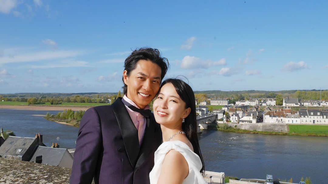 岩間恵のインスタグラム：「一昨年フランスにて。  夫が住んでいた町からすぐ近くのロワール地域で、 一から２人で頑張って撮ったよ🍀  古城巡りも兼ねての撮影だったので 寒かったけど良い思い出です🇫🇷  本当にこの時記念撮影しておいて 良かったなぁと思う今日この頃。  #ロワール #ロワール地方 #château #loire #loiretourisme #ヴィランドリー城 #シャンボール城 #シュノンソー城 #フランスのおすすめ 🇫🇷」