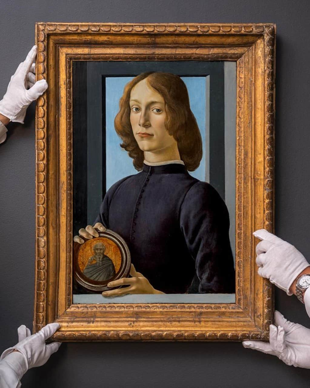 サザビーズさんのインスタグラム写真 - (サザビーズInstagram)「Imagining what it would be like to hang this incredibly rare 15th-century Botticelli portrait in your home? Well imagine no more! We’ve created a brand new Instagram filter, so you can get up close and personal with the masterpiece without moving an inch 🙌  Head to our story to see it in action! You can also access the filter using your Instagram mobile app, via the filter tab on our profile or by searching ‘Botticelli’ in filter effects on your story.  Share your masterpiece with us by tagging  #BotticelliXSothebys and @Sothebys.  Botticelli’s ‘Young Man Holding a Roundel’ is now on view in our NYC galleries, and will go up for auction this Thursday as a highlight of our #MastersWeek sales. It is one of the most significant portraits ever to appear at auction. More info at the link in bio.  #MastersWeek #SothebysMasters #NewYork #SandroBotticelli」1月23日 20時08分 - sothebys