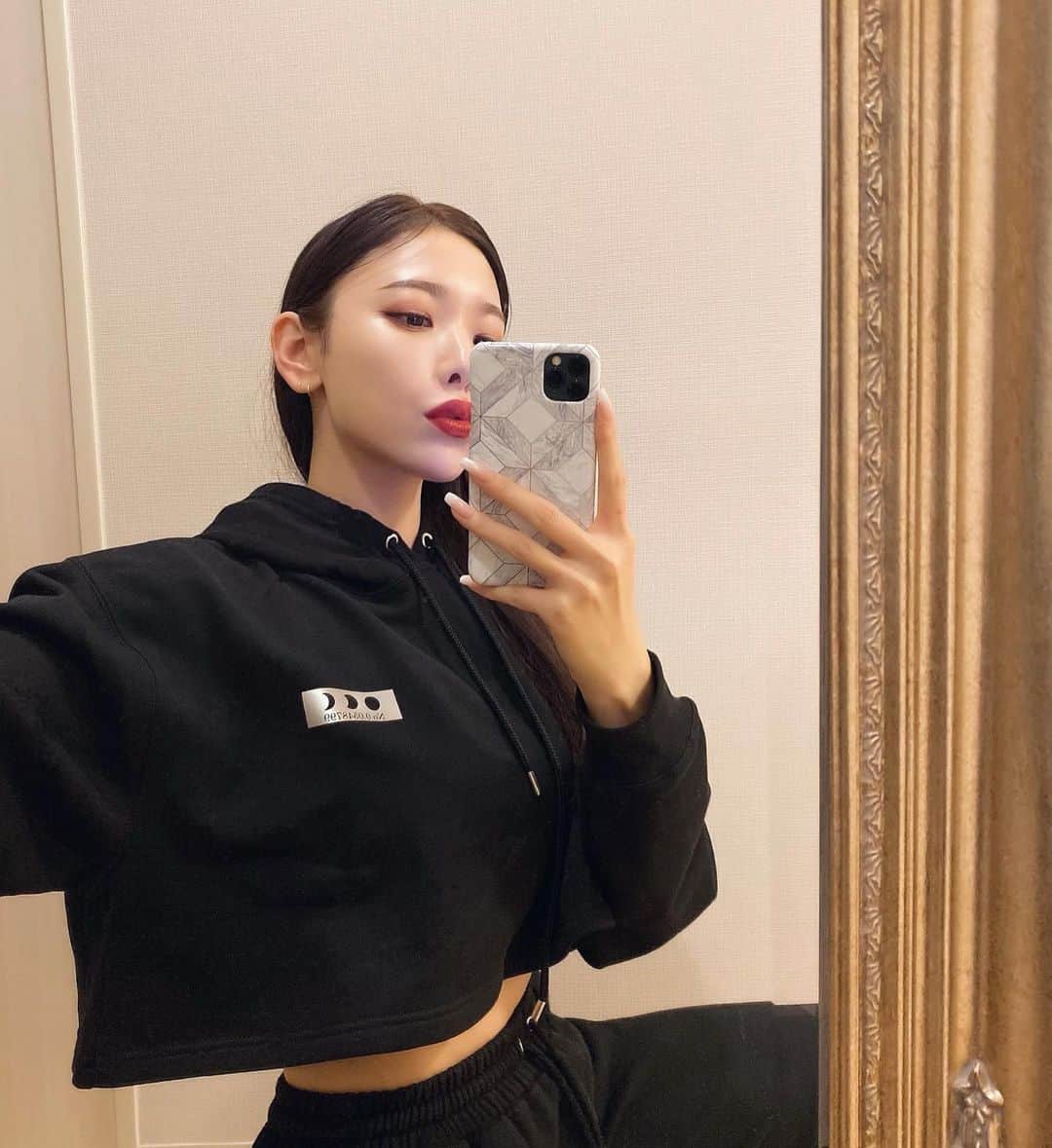 のインスタグラム：「Cropped Hoodie @kimgyutae_official  ギュテくんのこだわりと愛と着る人のことをちゃんと考えてくれてる心遣いが詰まったアイテム🌙 着ていて気持ちいい生地感と裾の広がりも可愛いくてハイウエストボトムが好きな私は着回しコーデが沢山浮かぶ一着。 ゲットできて良かった🖤」