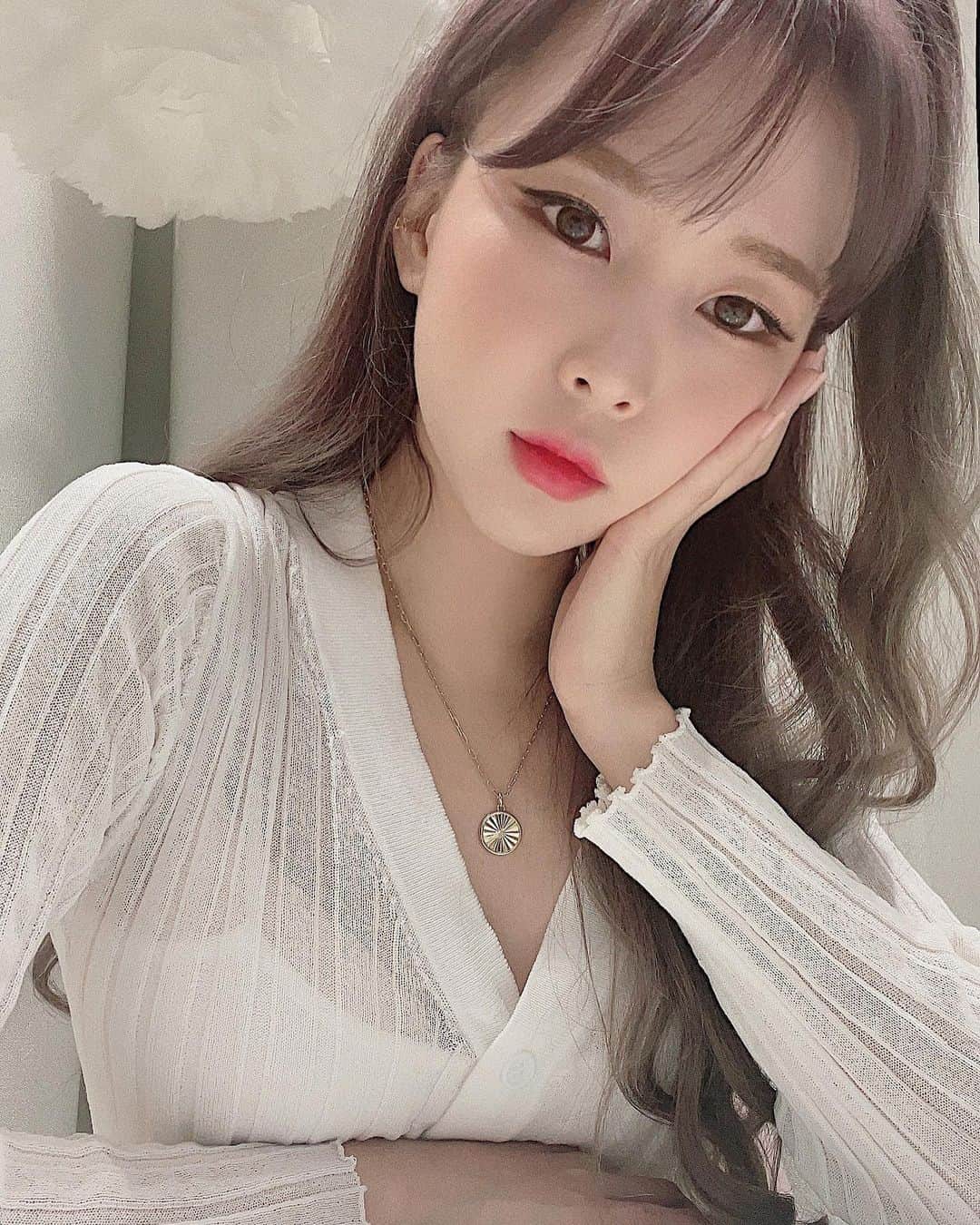 のインスタグラム：「어제 제 유튭 영상 보셨나요? (오랫동안 숨겨온 저의 비밀이 담겨있답니다,,👏🏻)  여러분 제가 착용하고 있는 목걸이! 뉴욕브랜드 안나루이사 @analuisany 와 함께한 저의 첫 목걸이예요🤍   명품브랜드들과 같은 공장에서 생성되고 있는 최고의 퀄리티예요! 어떤옷에도 다 잘어울리는 데일리템으로 만들었어요. 체인길이 조절도되고 펜던트가 분리되어 체인변경까지도 가능한 제품✨  💗지금 발렌타인데이 15%할인 중!!💗  제 첫 목걸이 어떤가요?🤭 6개월 넘게 준비했는데 이제 매일 차고 다닐 수 있어 햄복캐,, 실물이 더이뻐요 가볍고 예쁘고 의미있고 가격좋고 다해 구냥  * 구매링크는 바로 눌러가실 수 있게 제 인스타 프로필에도 올려두었어요!!!🤍  Did you see my YouTube video yesterday? (I’ve been keeping this secret for so long!)  The necklace I'm wearing is my first necklace collaboration @analuisany.🤍   It's very good quality and is being produced in the same factories as other luxury brands! It's a daily item that goes well with any clothes :) The chain length is adjustable and the pendant can be detached as well. The meaning of this necklace is on my YT video! Pls watch it!! It’s very meaningful!  💗 15% off Valentine's Day now!!💗  How do you like my first necklace?🥰 * I put the purchase link on my Instagram bio so that you can click it right away. #analuisa #안나루이사 #목걸이추천 #goldnecklace #골드목걸이 #데일리목걸이」
