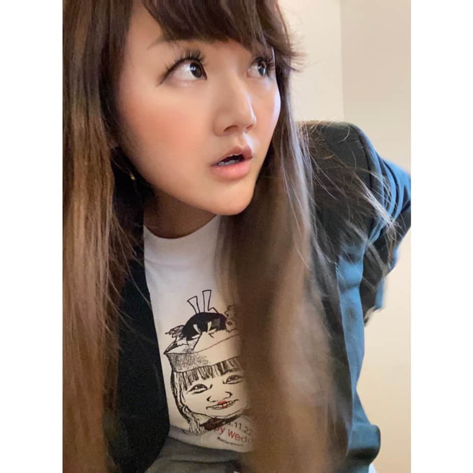 なちゅのインスタグラム：「契約完了！🏠 今日も真面目に不動産頑張りました笑 Tシャツはﾉﾝﾃｨ結婚おめでとうTシャツ！ 嫁になっとる野呂佳代様👰‍♀️ これは着るしかない！❤️❤️❤️  #不動産 #不動産女子 #宅建 #アイドル #不動産営業マン #不動産投資家と繋がりたい」