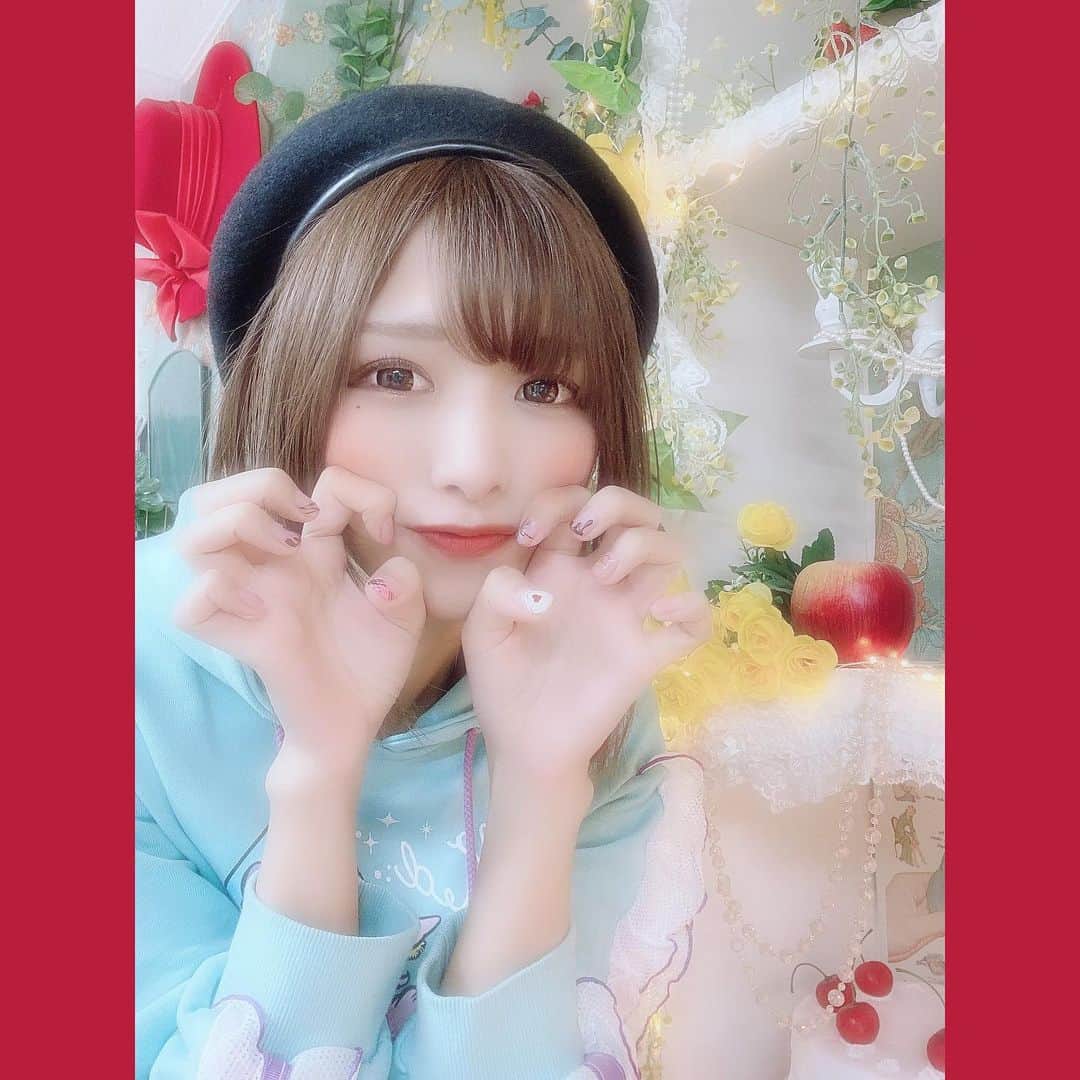 のインスタグラム：「#ミーツェネイル  ネイルを施していただきました…🎀 実は望月、人生で2回目のジェルネイルです(1回目は岩ちゃんがお誕生日にチケットくれた)  なのでドキドキだったのだけど本当に細かいデザインまで相談にのっていただいて、超可愛いバレンタイン&アリスなハンドネイルになりました💓 調子に乗ってフットネイルもしていただきました｡ﾟ(ﾟ＾ω＾ﾟ)ﾟ｡嬉しい  自粛で家にいる時間が増えると可愛くあろうという気持ちまでボロボロになってしまうので、鏡をみなくても見える手や足先を可愛くしてみようって思ったのでした( ˘ω˘ )✨  ありがとうございました🎀 また行っちゃおう♡  #ジェルネイル  #マットネイル  #バレンタインネイル  #デザインネイル  #ふしぎの国のアリス  #望月みゆ  #みゆちぃ　#miyuchy  #バンもん　#banmon  #japanesegirl  #japaneseidol」