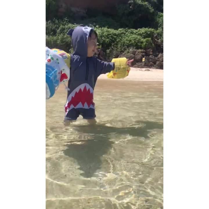 のインスタグラム：「. 2019年に行った沖縄…😭 . 2020年も渚が誕生日プレゼントいらないから沖縄に行きたいって言ってたんだけど 行けなかった〜😭 今年は行けるかな〜😭 . . 本当綺麗な海❤️ . . 次行った時は　@yambaru_adventure_farm  どきどきナイトツアーやりたかったなぁ❤️ 自然を体験しながらいろいろ学べそうだし👏👏👏 . こういう体験は子どもたちにとって人生の財産になるだろうから 今後いろいろやってみたいなぁ🥺 .  #ヤンバルンチャー #どきどきナイトツアー #ヤンバルアドベンチャーファーム #沖縄アクティビティ #okinawa #沖縄 #名護　#pr #nagisa_kouya_movie   #2歳　#4歳」