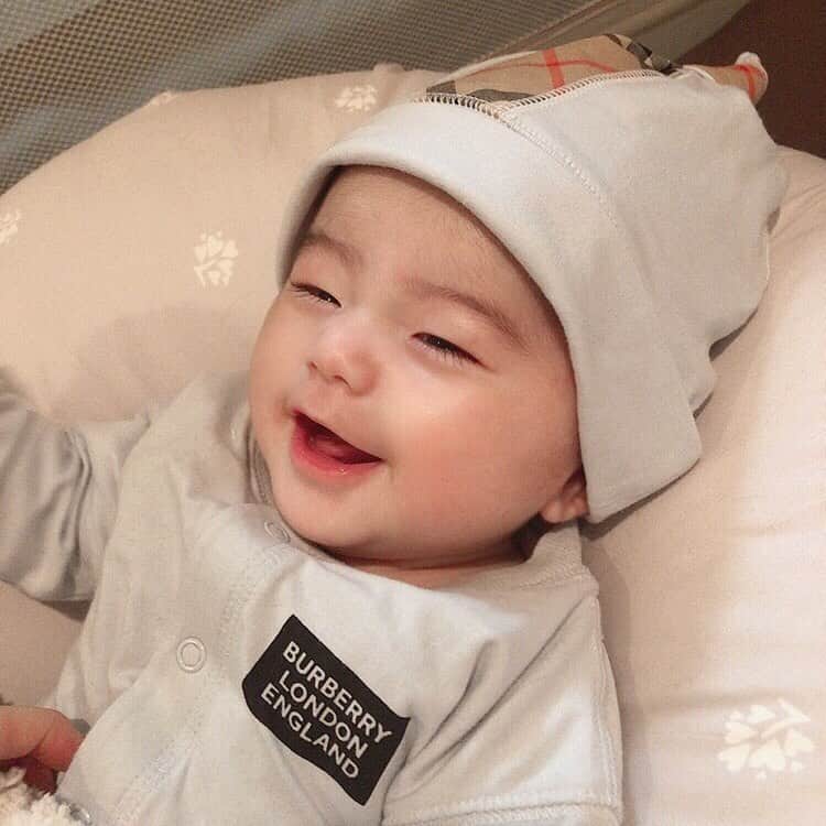 松尾 瞳のインスタグラム：「. きのうで４ヶ月でした🎈 おめでとう息子👏🏻  お腹すいた時も基本泣かずにヘラヘラ笑ってるし他のサインもお腹すいてなくてもしてるような事ばかりだから、タイミングがわかりづらくて困っています最近です👶🏻🍼笑  #令和2年ベビー #男の子ベビー #生後4ヶ月 #生後4ヶ月男の子」